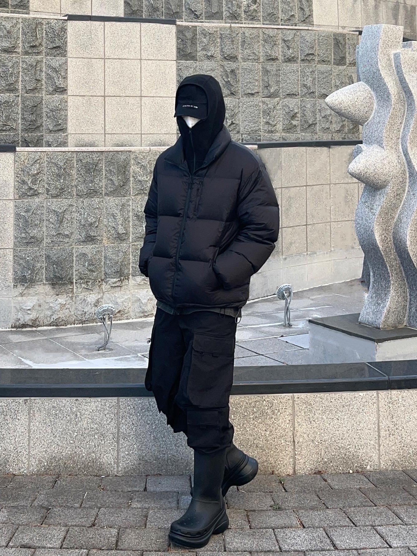 Balenciaga x Crocs Rubber Boot Black 착용 스타일 - 2