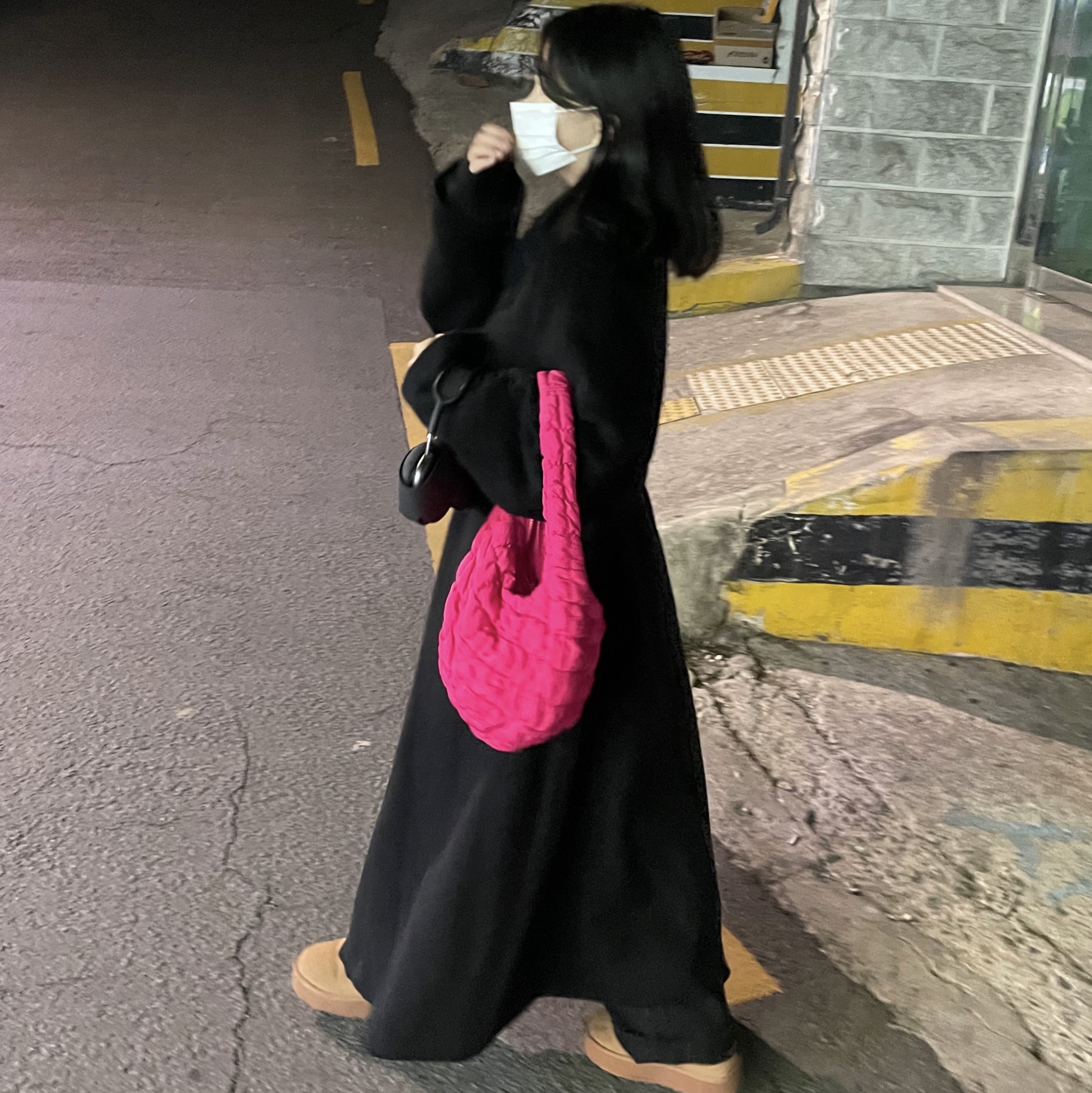 COS Quilted Mini Bag Pink, Apple AirPods Max Lightning Space Gray (Korean Ver.) 착용 스타일 - 2