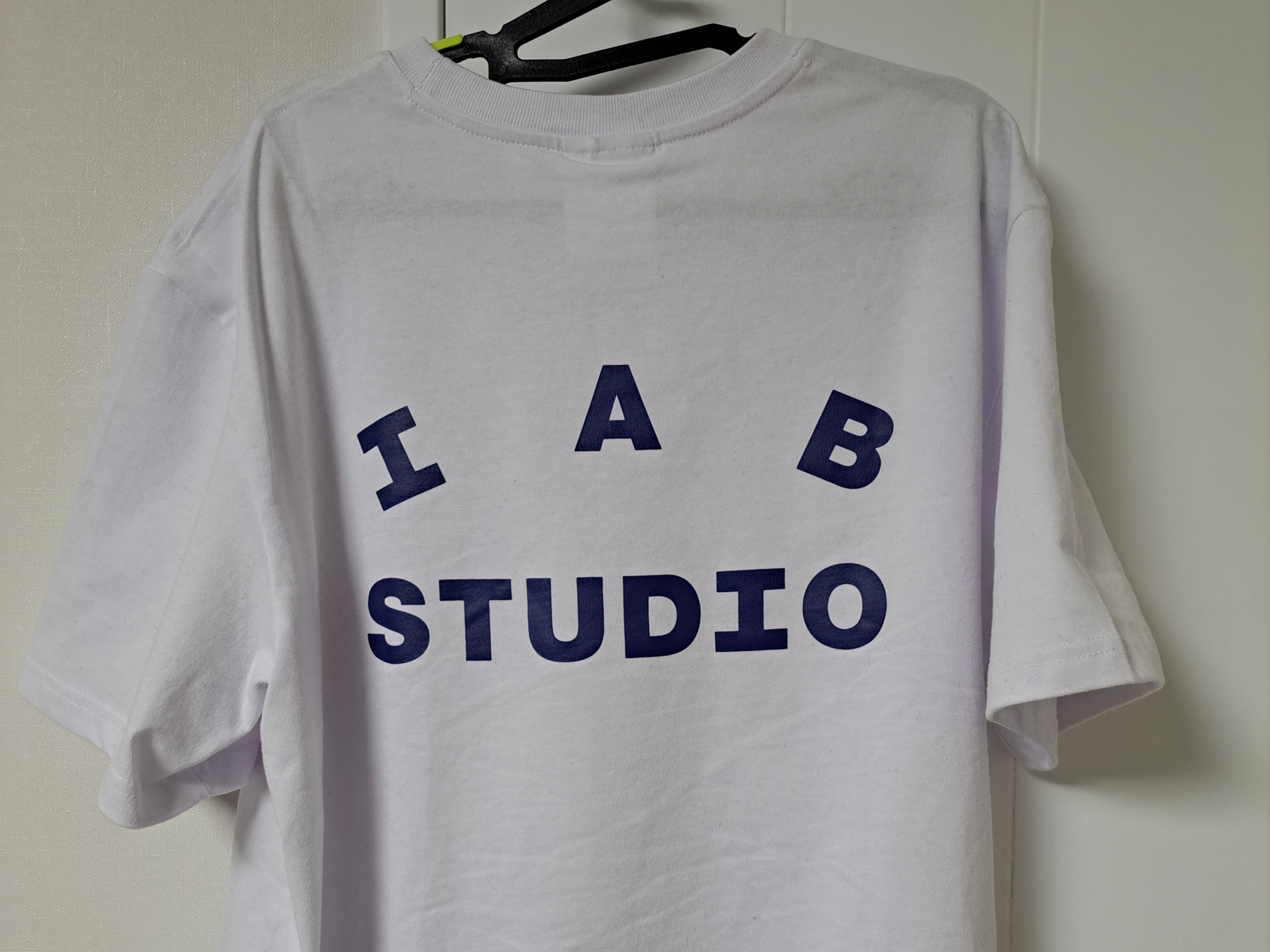 IAB Studio T-Shirt White Navy - 22FW, Off-White x Amore Pacific Protection Box (Without Cosmetics) 착용 스타일 - 3