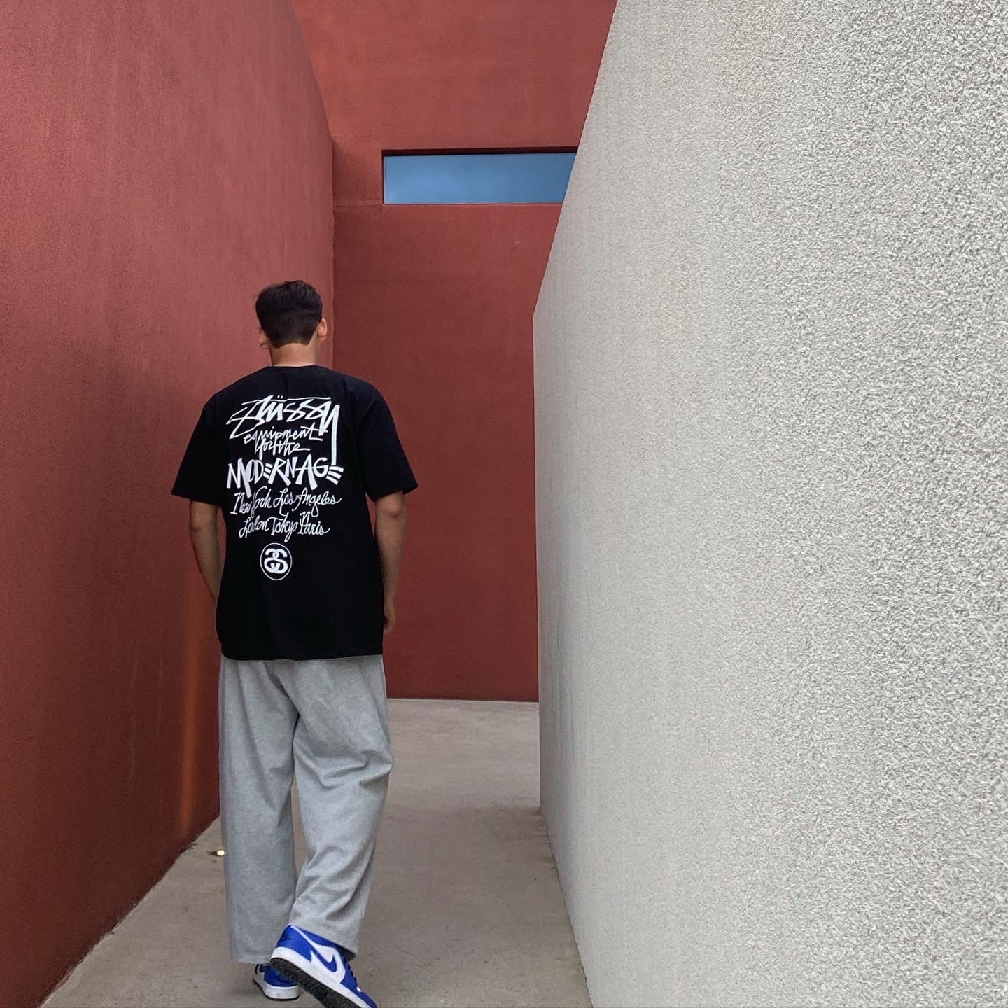 Jordan 1 Low Hyper Royal, Stussy Modern Age T-Shirt Black 착용 스타일