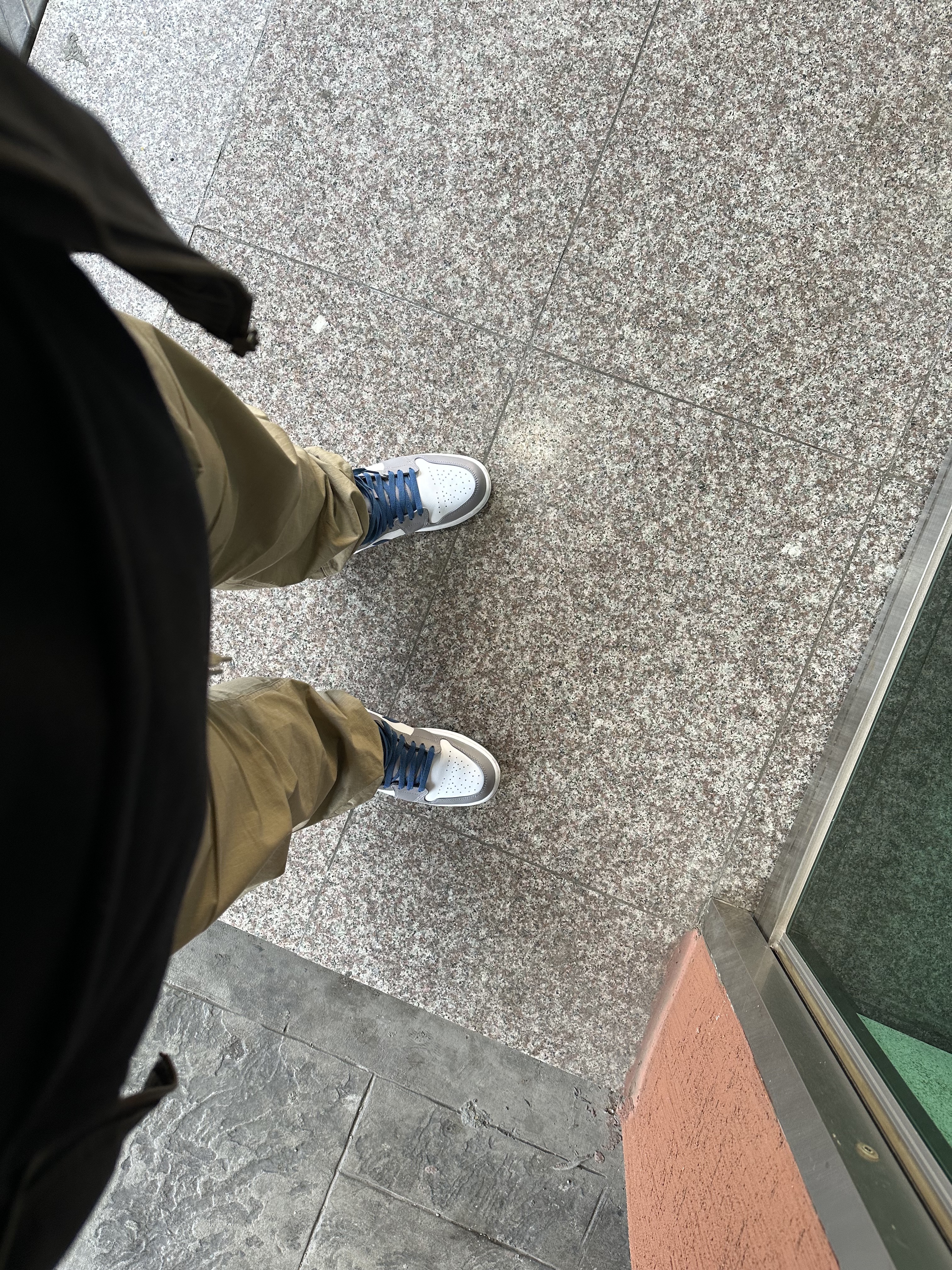 Jordan 1 Mid Cement Grey True Blue 착용 스타일