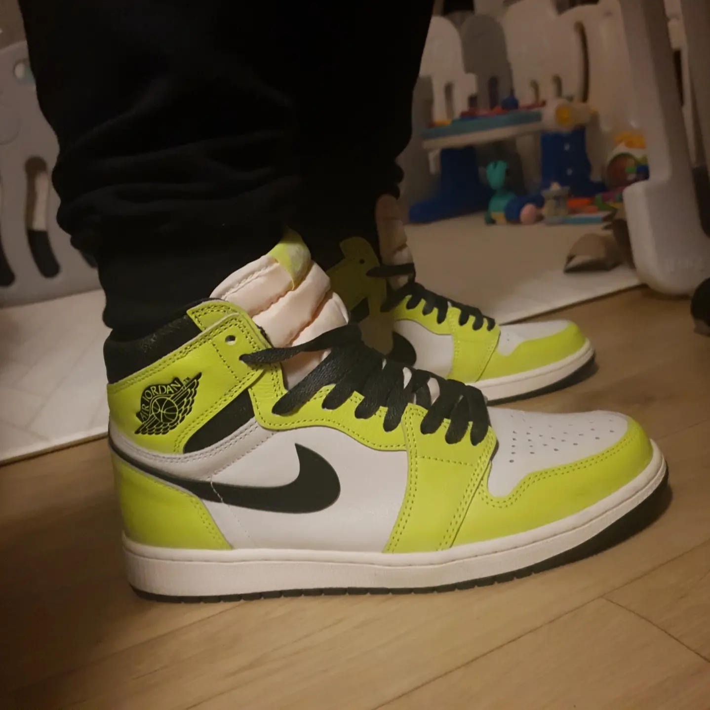 Jordan 1 Retro High OG Volt 착용 스타일 - 1