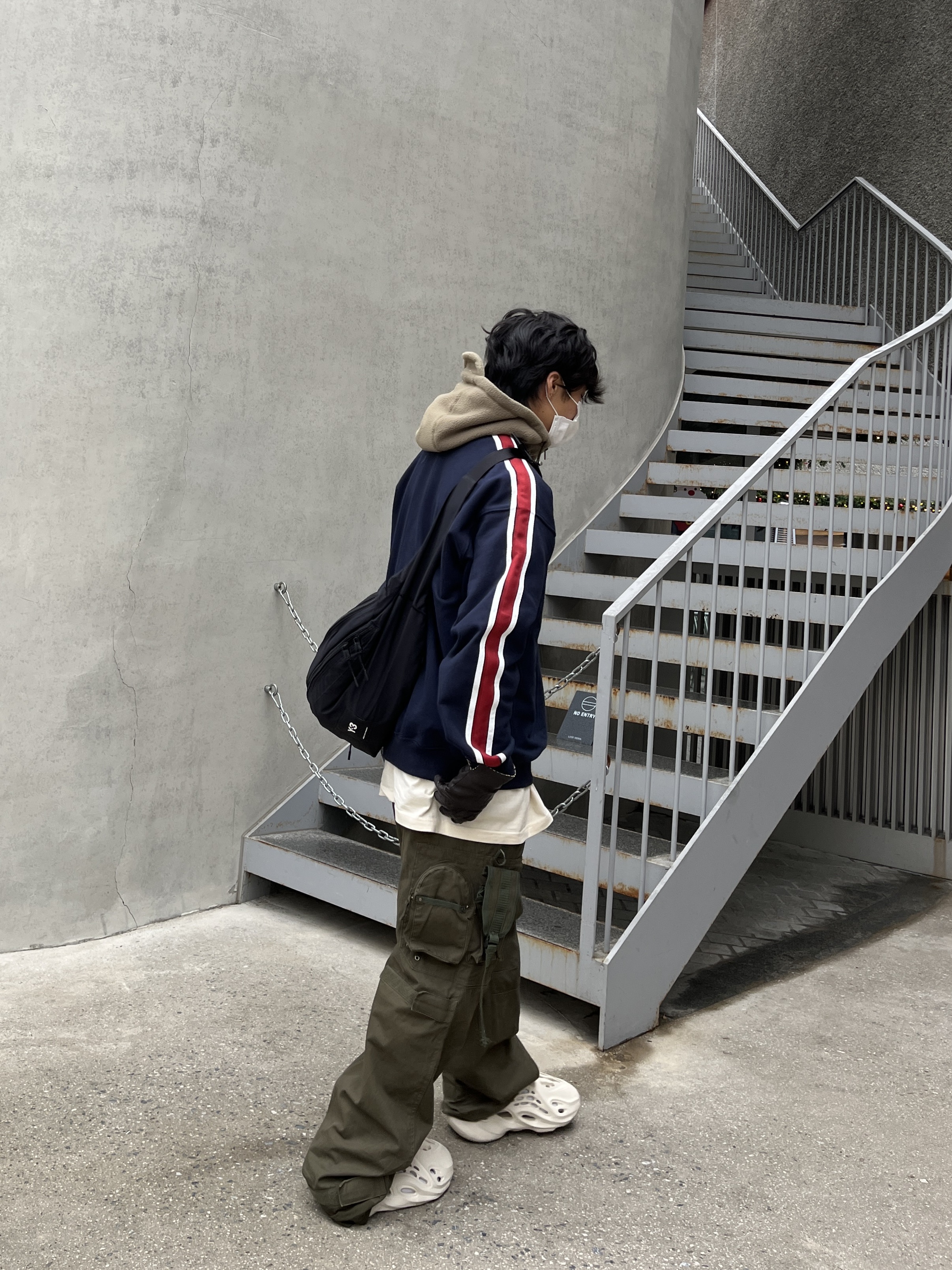 Adidas Yeezy Foam RNNR Sand 착용 스타일 - 3