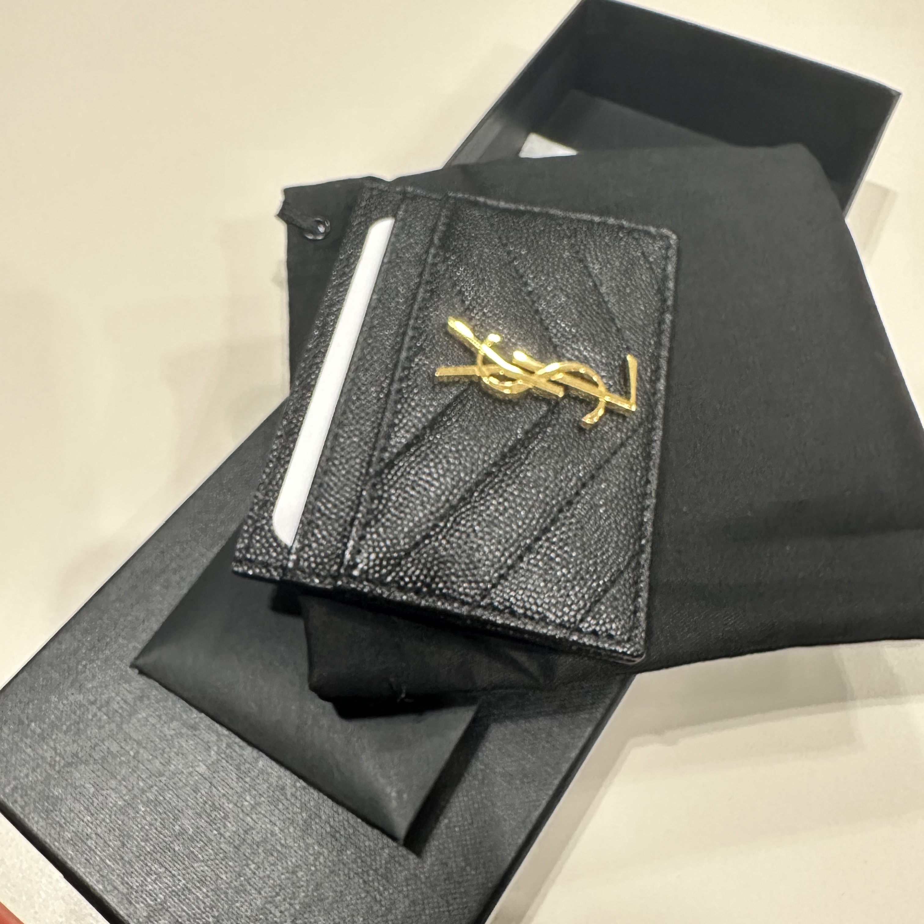 Saint Laurent Cassandre Matelasse Card Case in Grain De Poudre Embossed Leather Black 착용 스타일