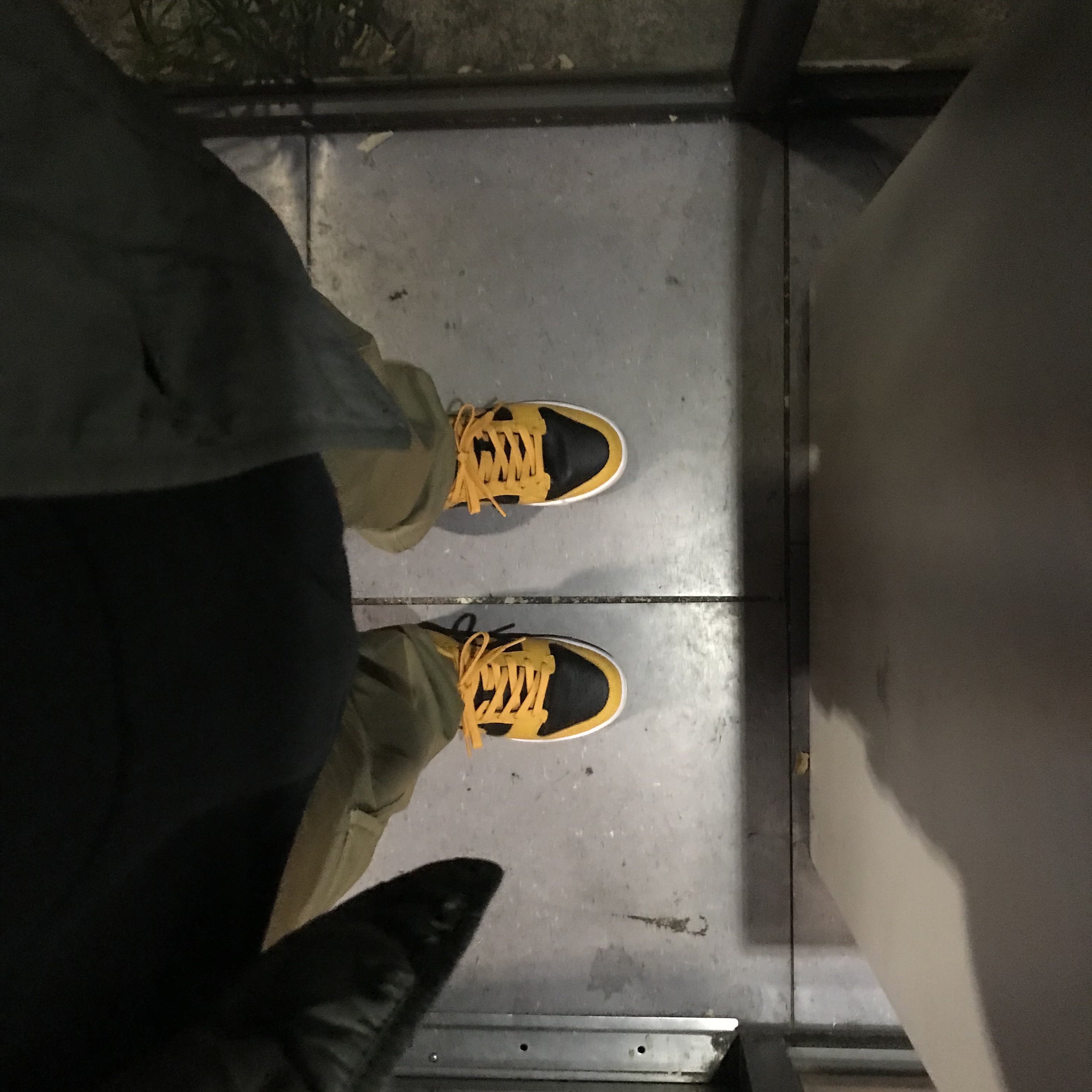 Nike Air Max 95 OG Neon Yellow 2020, (GS) Jordan 1 Retro High OG Shattered Backboard 3.0 착용 스타일 - 3