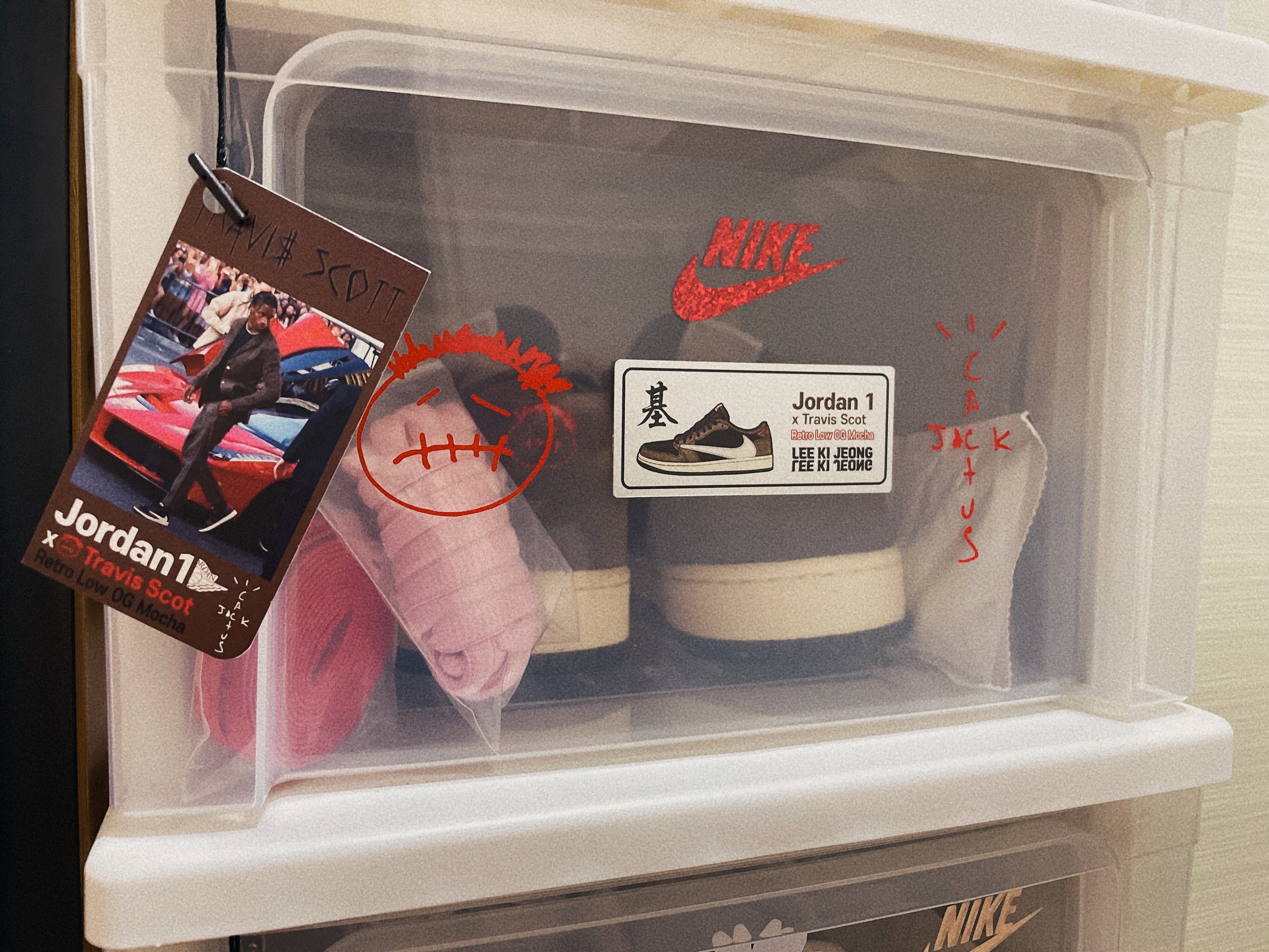 Jordan 1 x Travis Scott Retro Low OG SP Mocha, Nike x Peaceminusone Kwondo1 White 착용 스타일 - 1