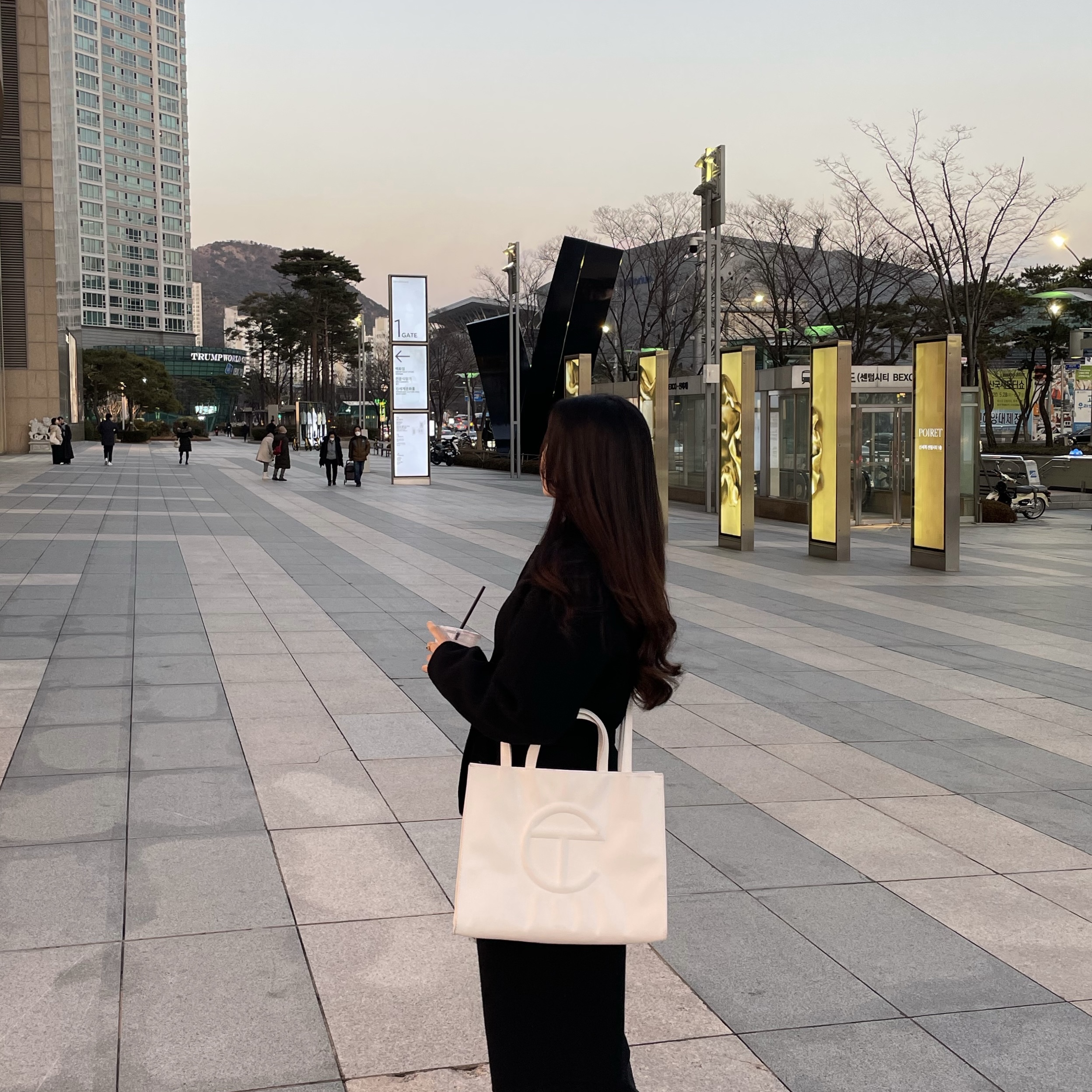 Telfar Medium Shopping Bag White 착용 스타일 - 2