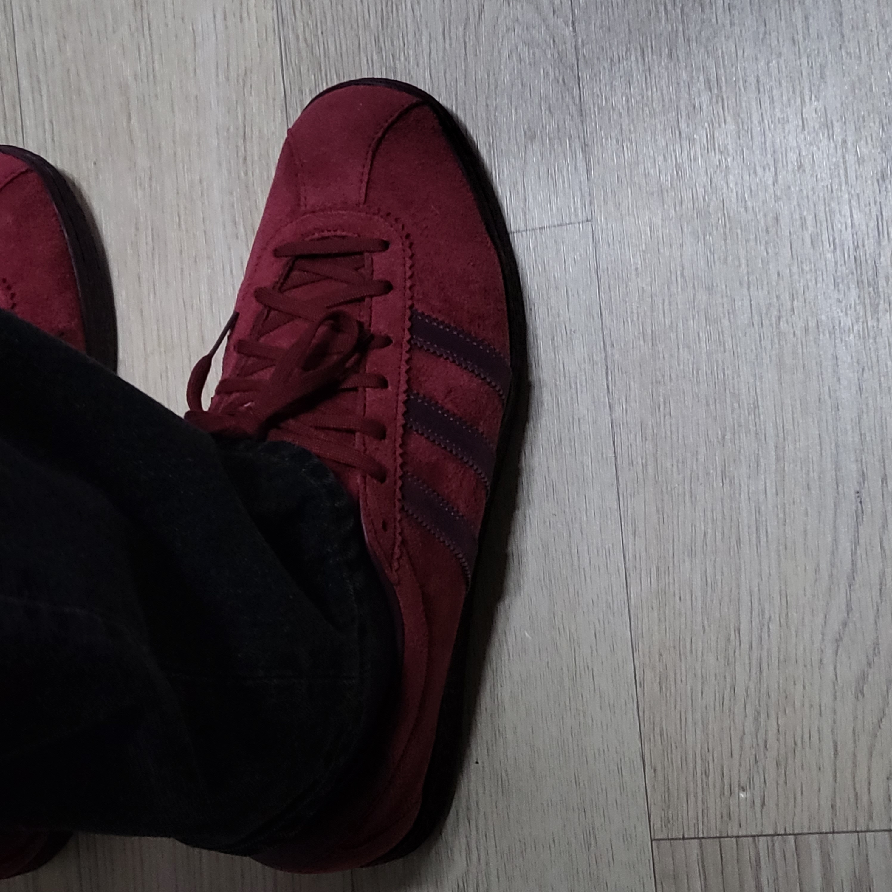 Adidas Tobacco Gruen Collegiate Burgundy 착용 스타일 - 2