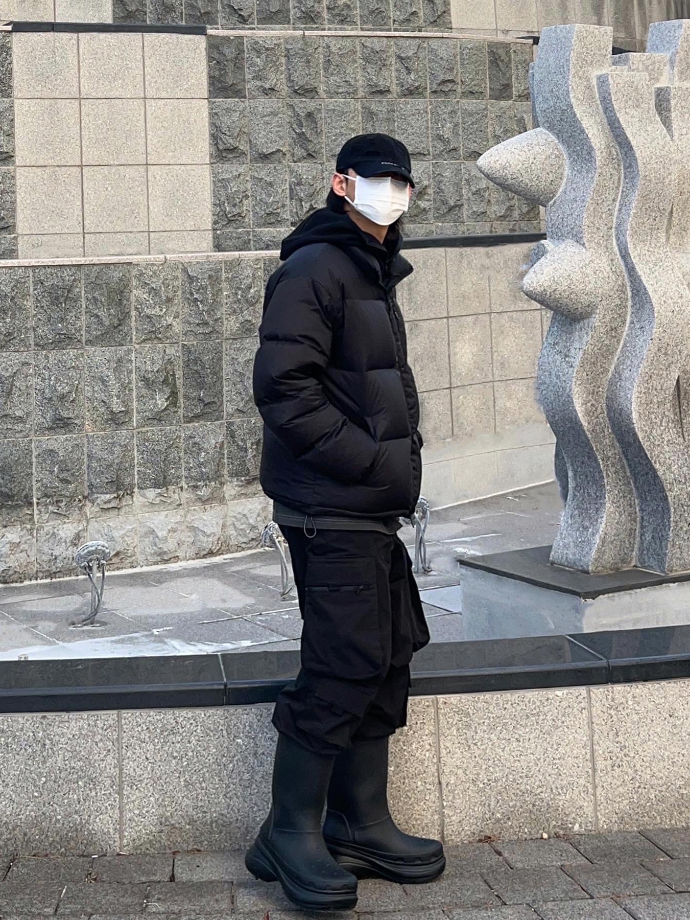 Balenciaga x Crocs Rubber Boot Black 착용 스타일 - 1