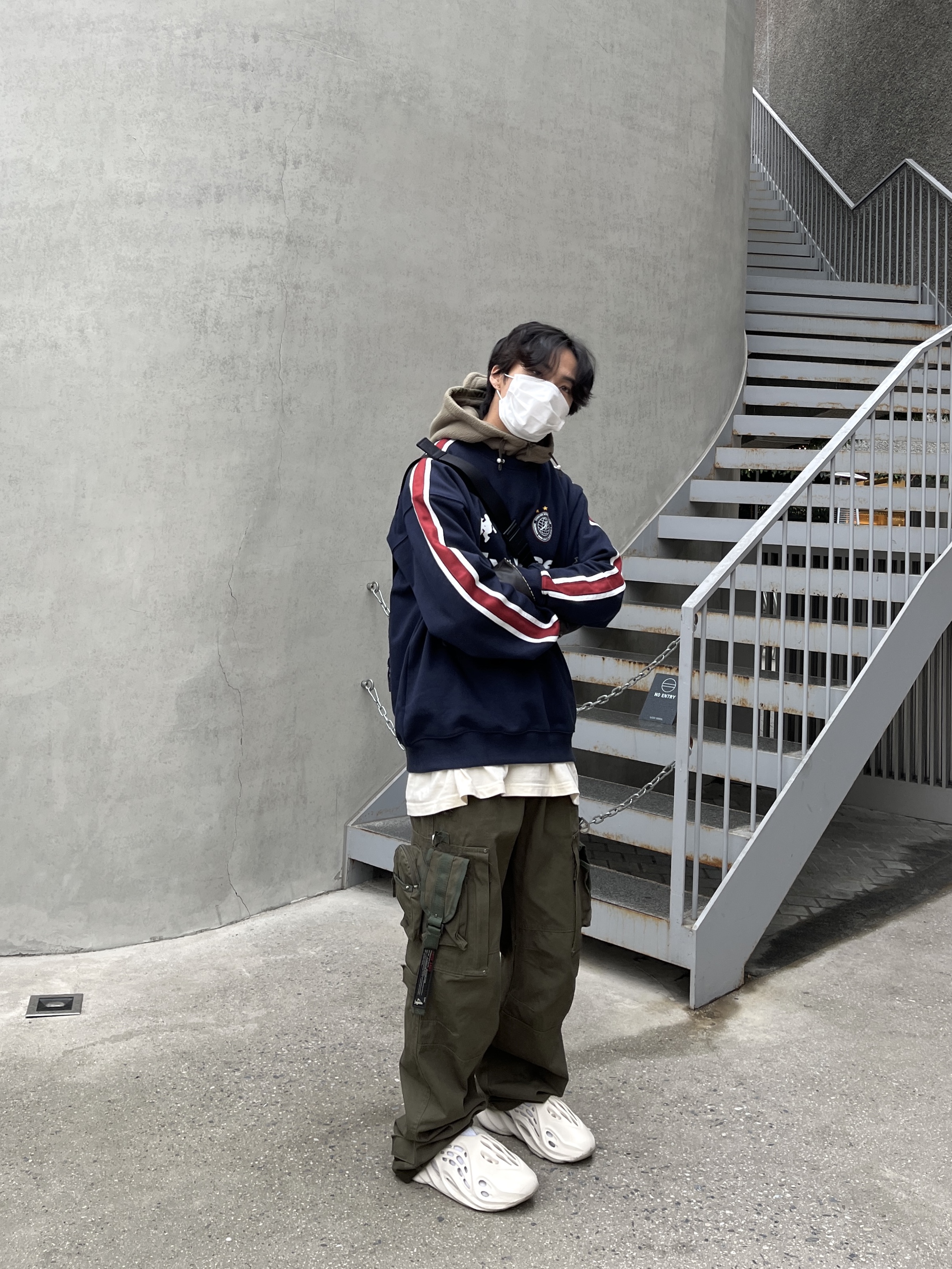 Adidas Yeezy Foam RNNR Sand 착용 스타일 - 1