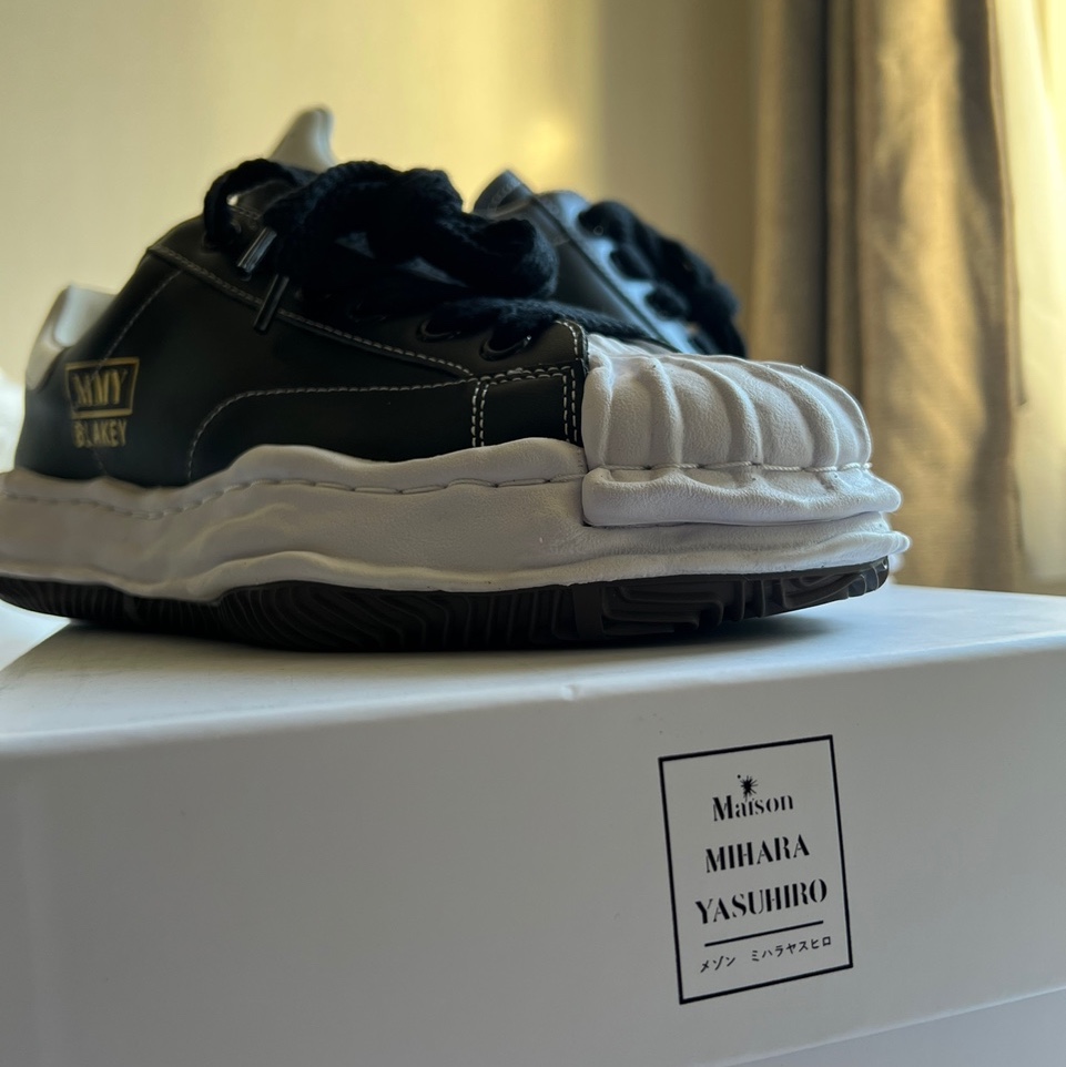 Maison Mihara Yasuhiro Blakey OG Sole Leather Low-top Sneakers Black 착용 스타일