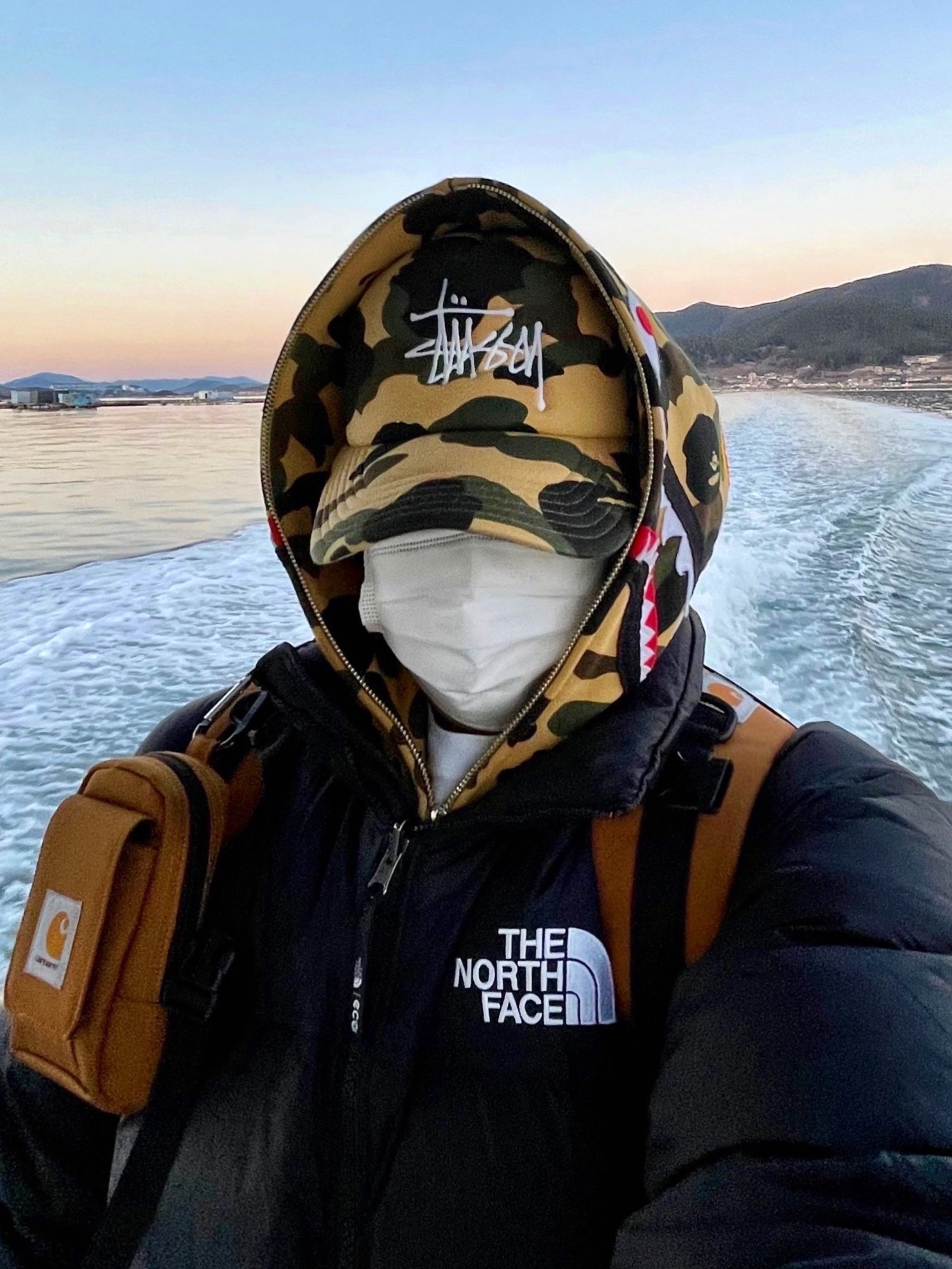 Stussy x BAPE Trucker Cap Yellow, The North Face 1996 Eco Nuptse Jacket Black 착용 스타일 - 3