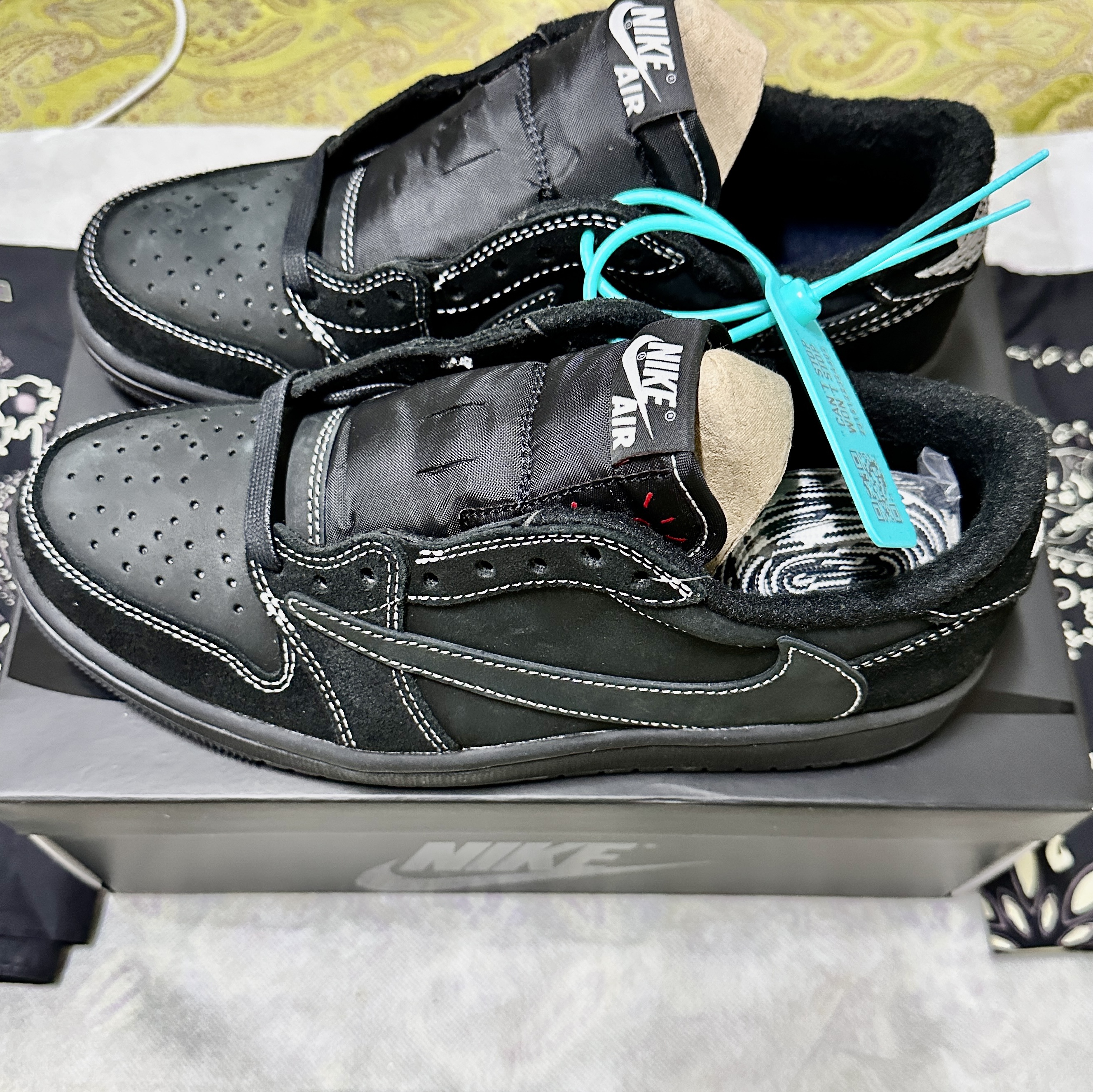 Jordan 1 x Travis Scott Retro Low OG SP Black Phantom 착용 스타일 - 2