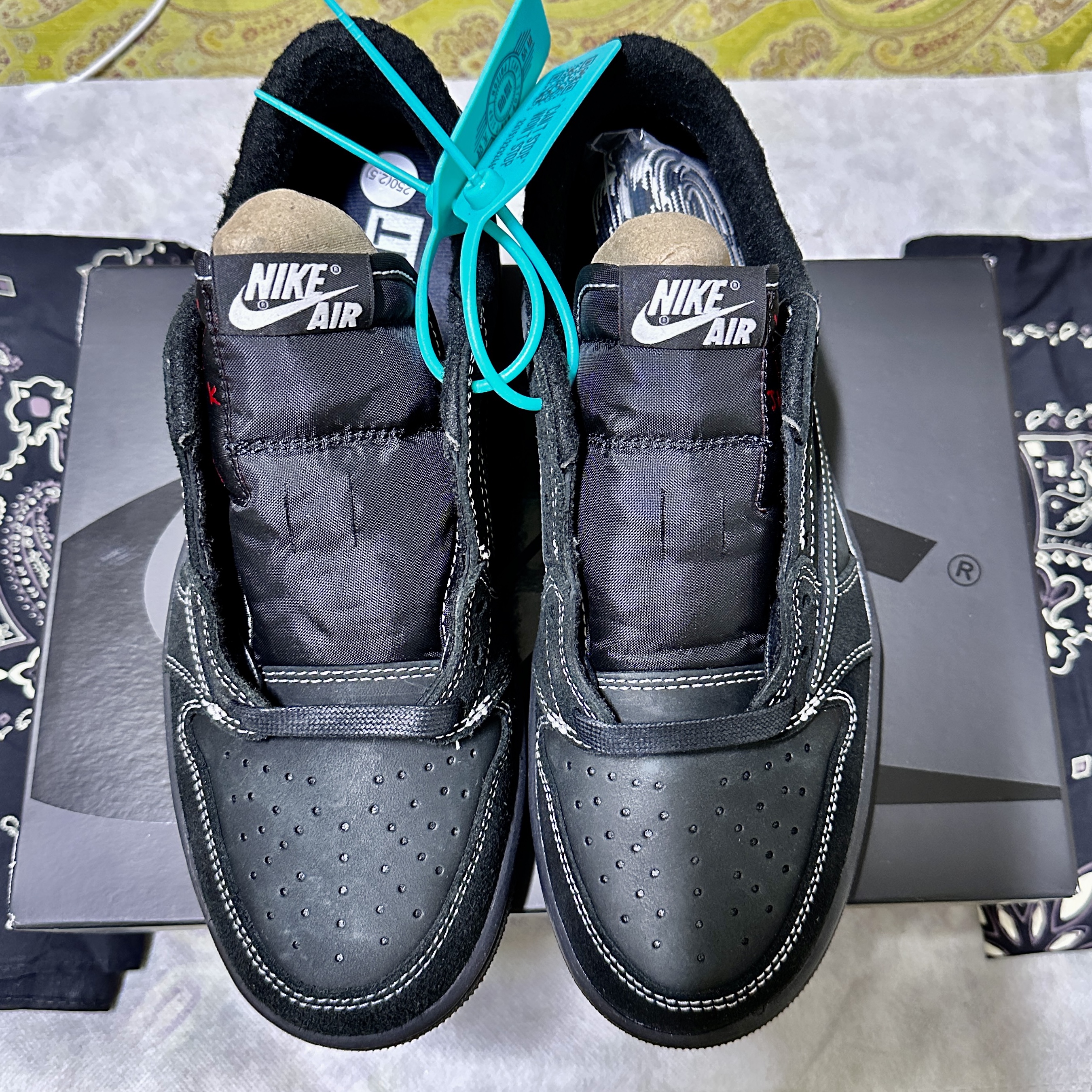 Jordan 1 x Travis Scott Retro Low OG SP Black Phantom 착용 스타일 - 1