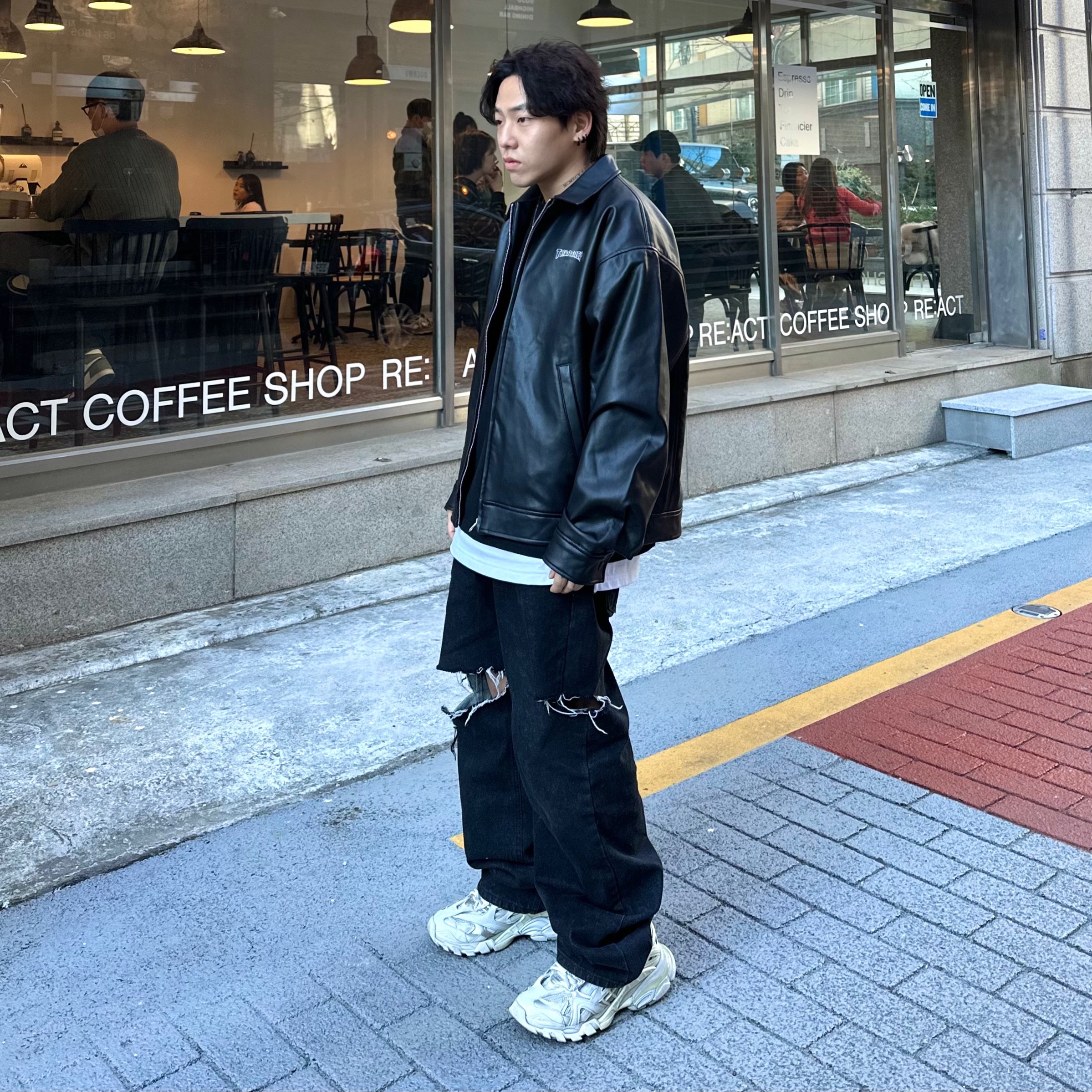 Balenciaga Track.2 Sneakers White 착용 스타일 - 2