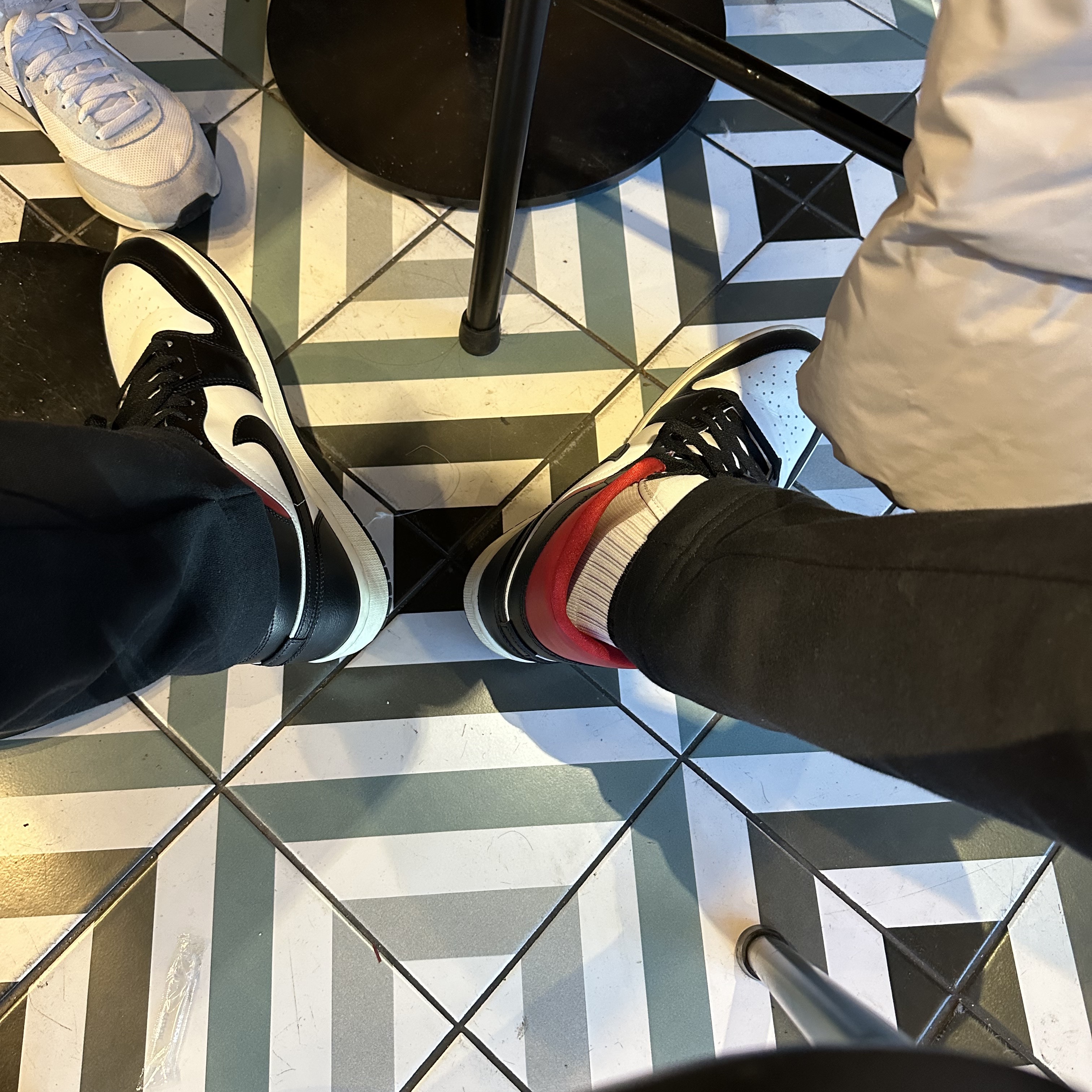 (W) Jordan 1 Mid Black Gym Red 착용 스타일