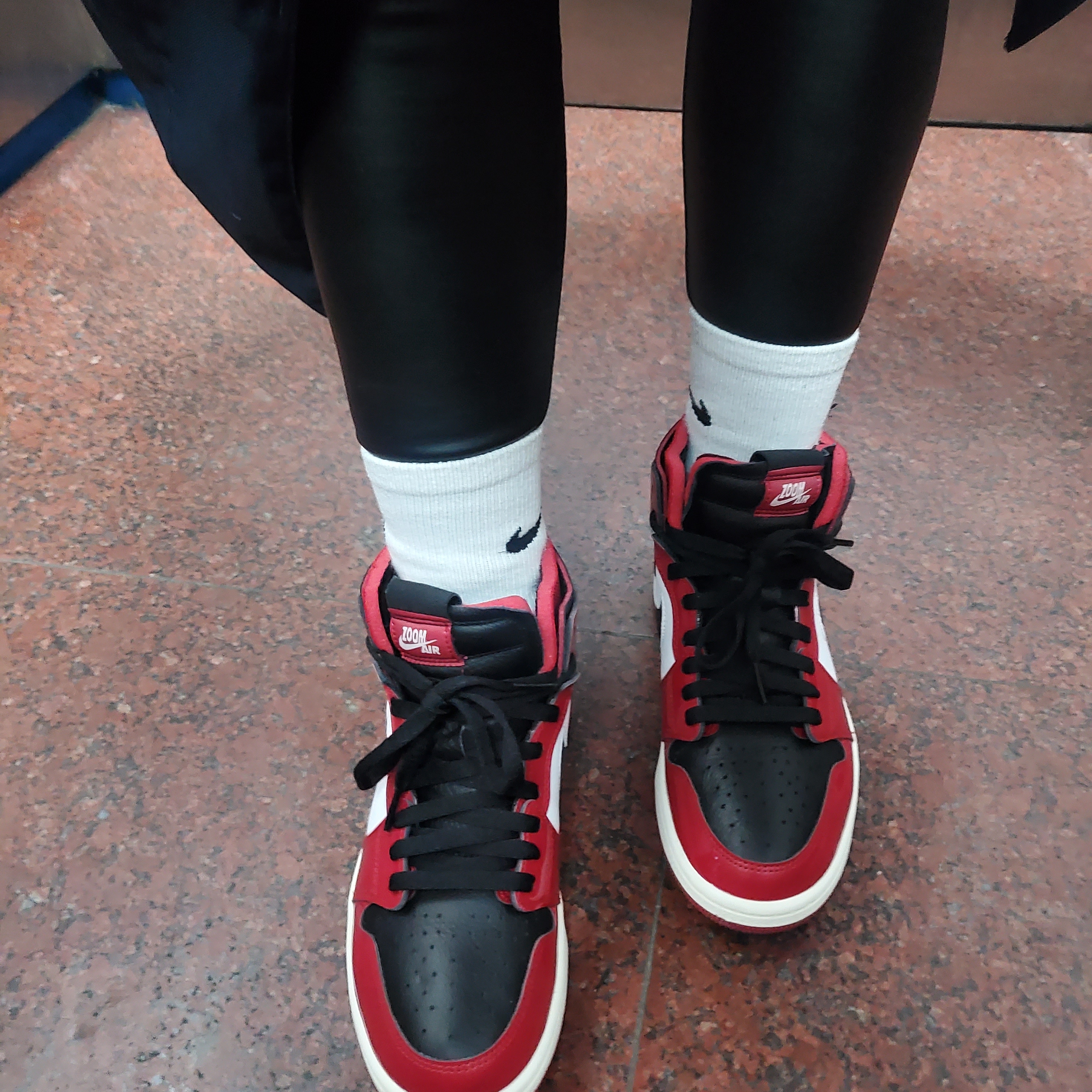(W) Jordan 1 Zoom Air CMFT Gym Red Black 착용 스타일 - 2