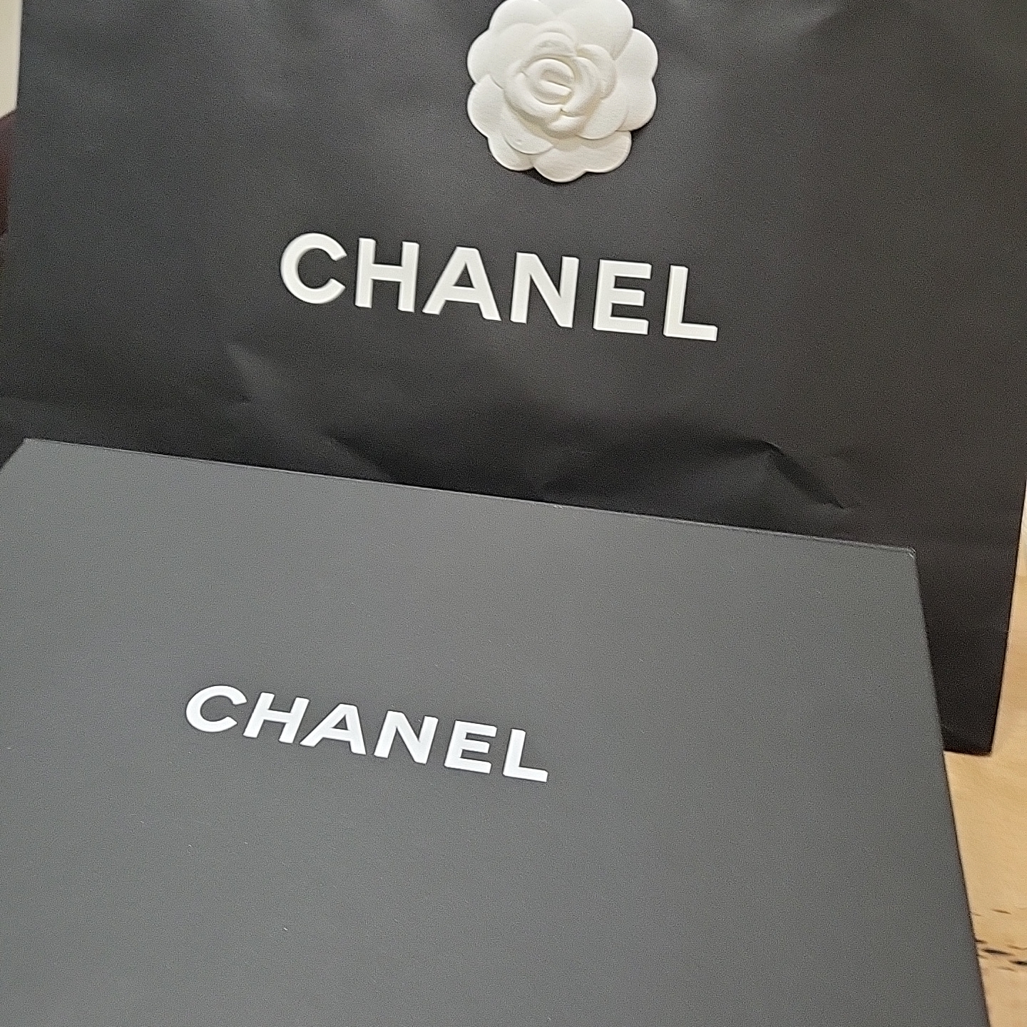 Chanel Medium Classic Handbag Grained Calfskin & Silver Black 착용 스타일 - 3