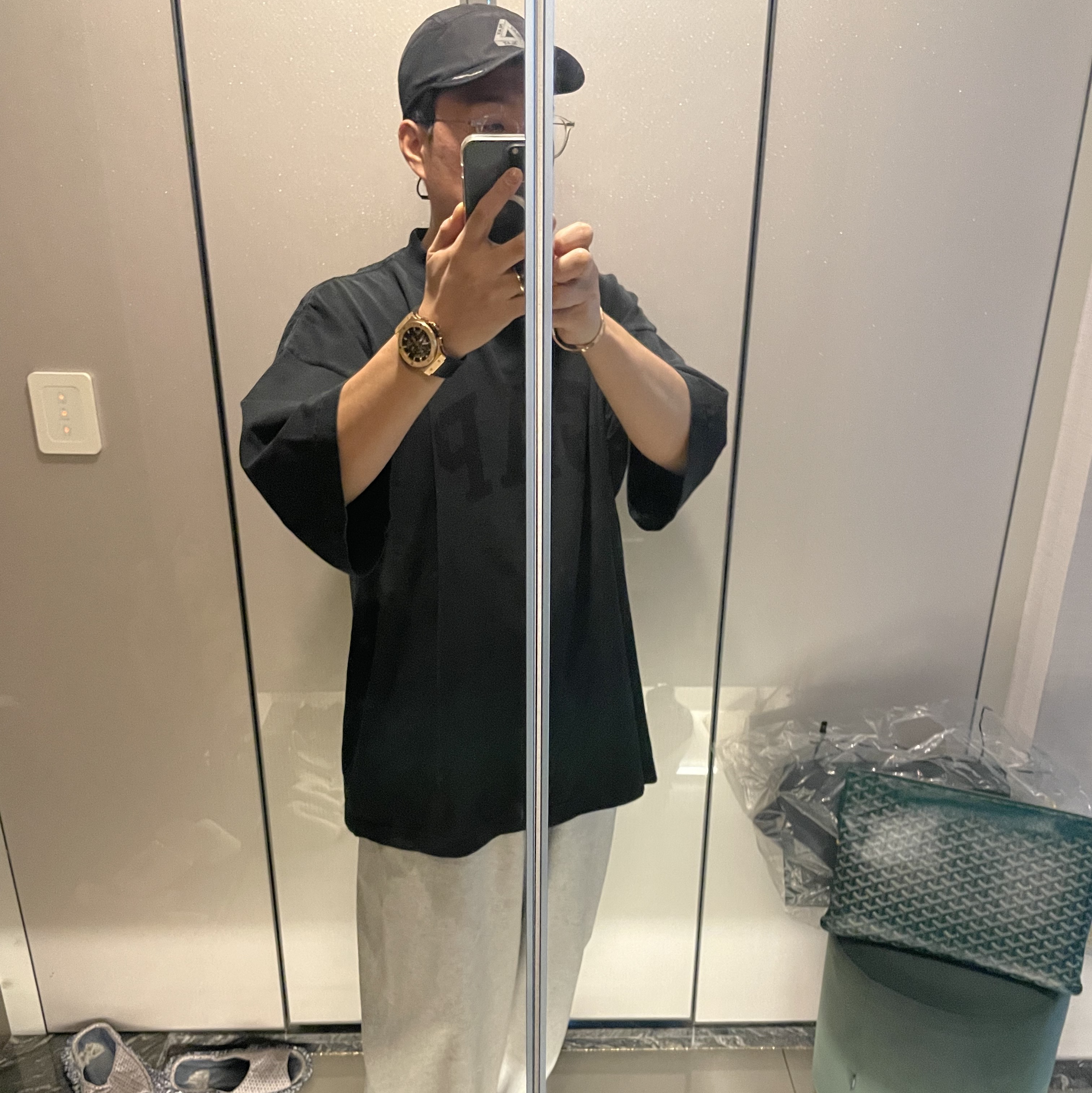 Palace M-Tech Shell Running Hat Black - 22FW, Yeezy Gap Engineered By Balenciaga Dove 3/4 Sleeve T-Shirt Washed Black 착용 스타일 - 1