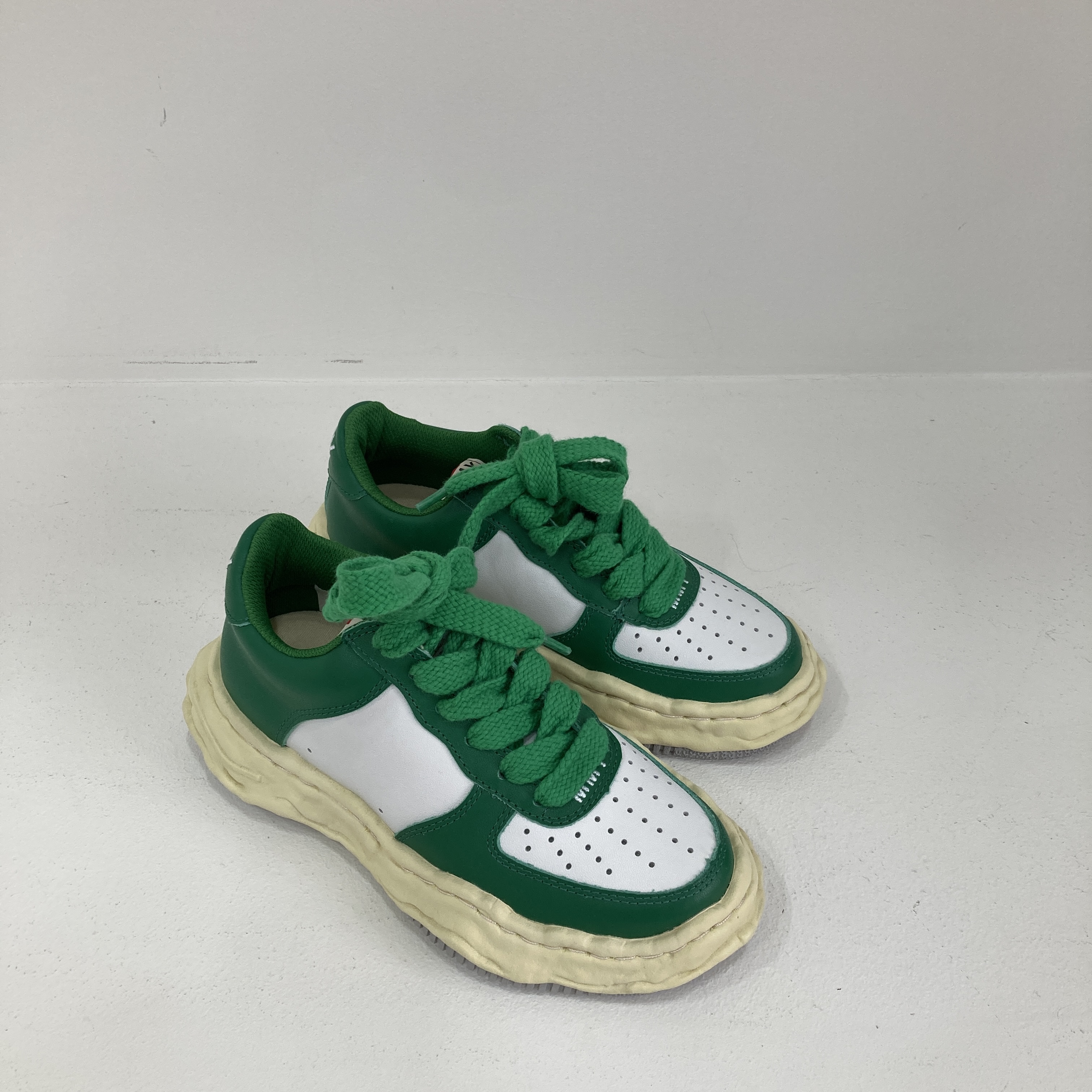 Maison Mihara Yasuhiro Wayne VL OG Sole Leather Low-top Sneakers White Green 착용 스타일