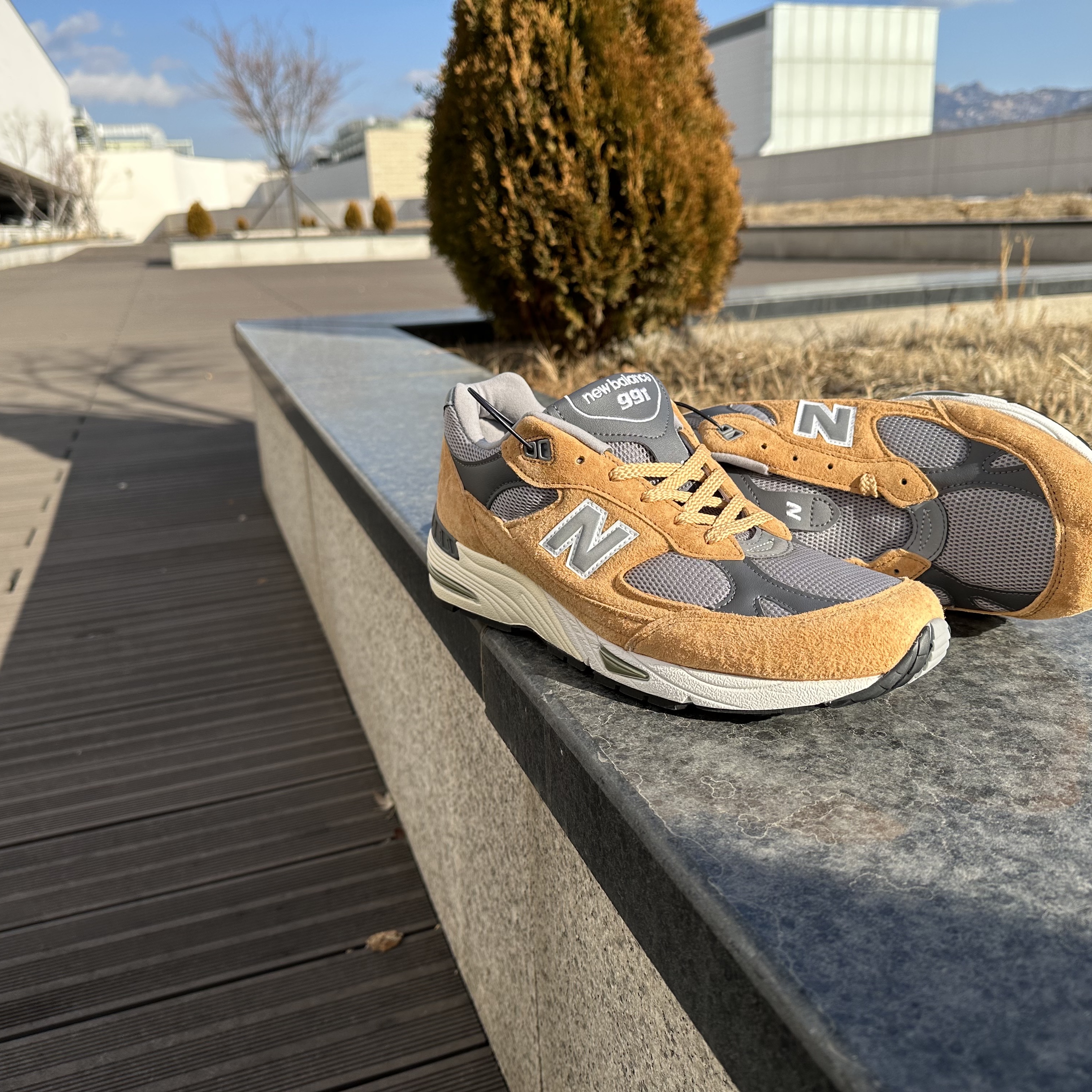 New Balance 991 Made in UK Tan Grey 착용 스타일