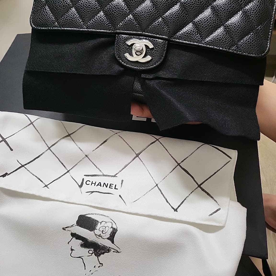 Chanel Medium Classic Handbag Grained Calfskin & Silver Black 착용 스타일 - 2