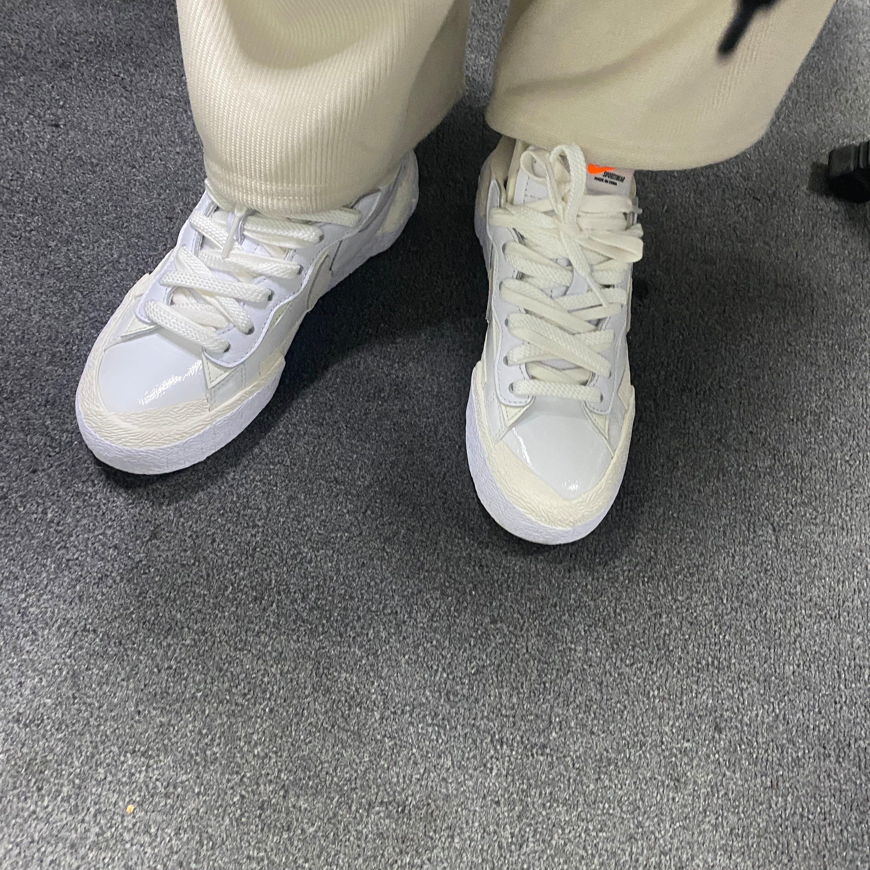 Nike x Sacai Blazer Low White Patent Leather 착용 스타일