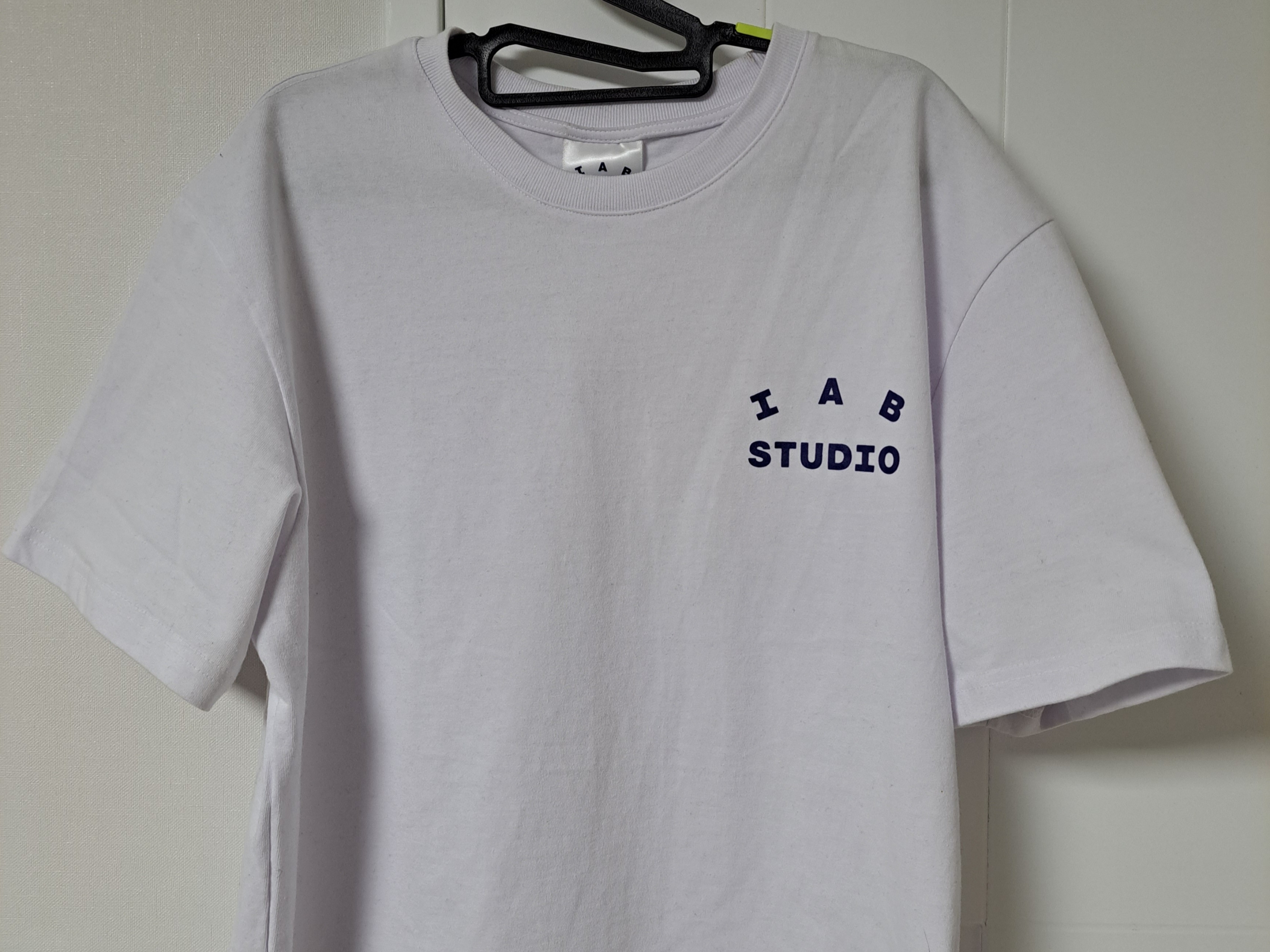 IAB Studio T-Shirt White Navy - 22FW, Off-White x Amore Pacific Protection Box (Without Cosmetics) 착용 스타일 - 4