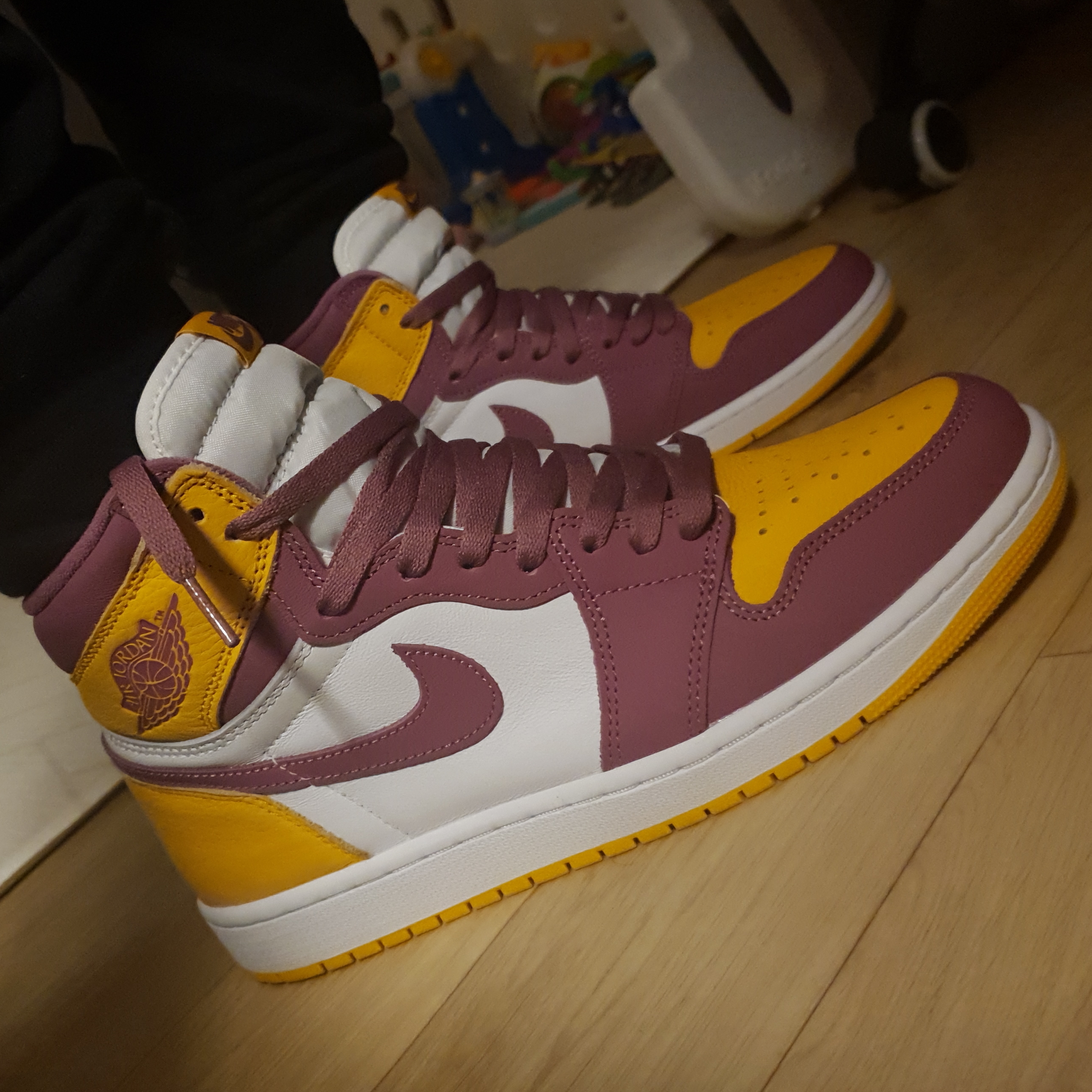 Jordan 1 Retro High OG University Gold Light Bordeaux 착용 스타일