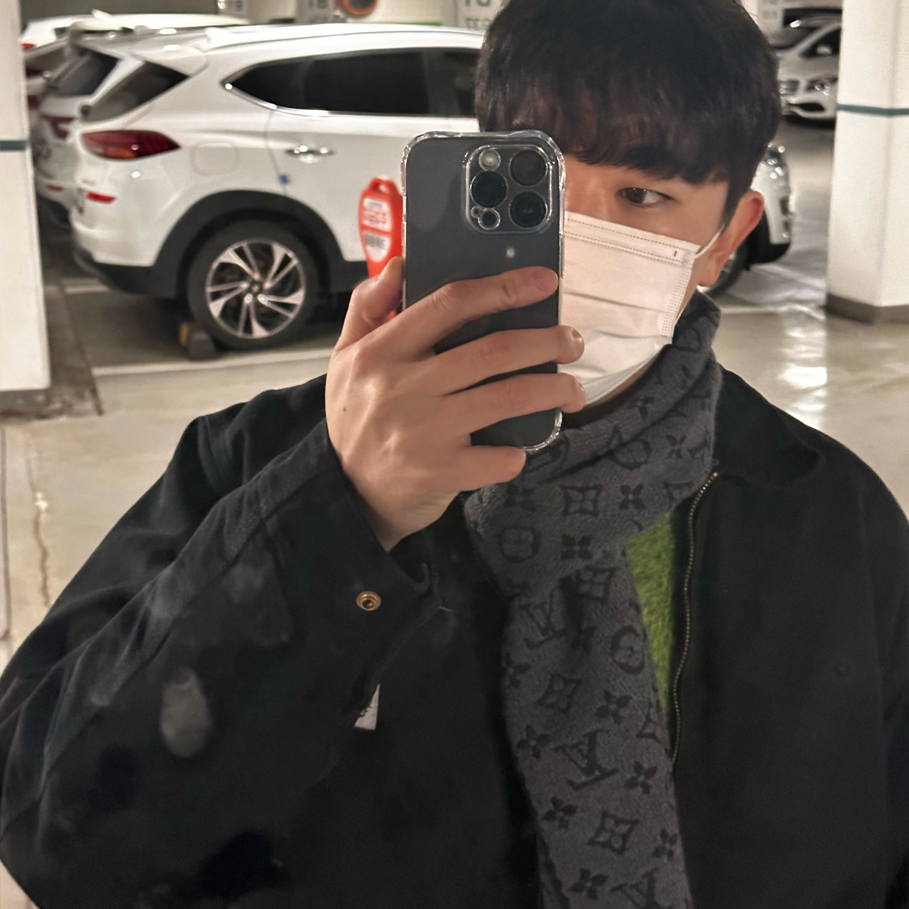 Louis Vuitton Monogram Classic Muffler Charcoal Grey 착용 스타일