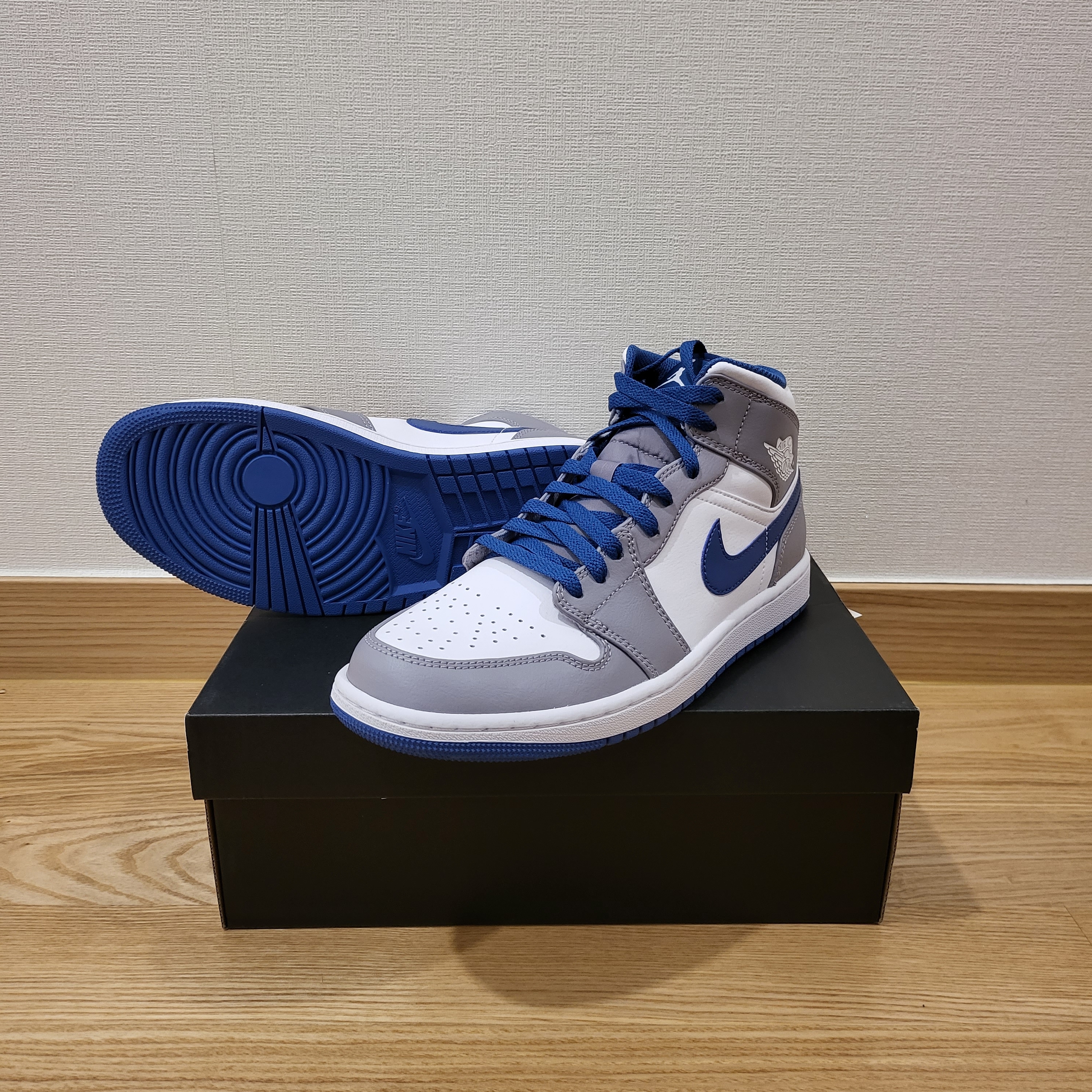 Jordan 1 Mid Cement Grey True Blue 착용 스타일 - 2