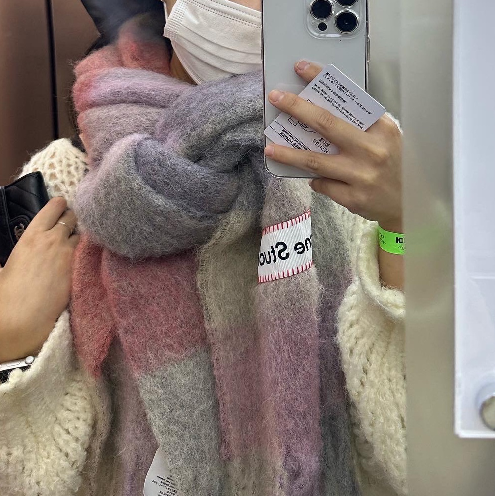 Acne Studios Mohair Check Muffler Fuchsia Lilac Pink 착용 스타일 - 2