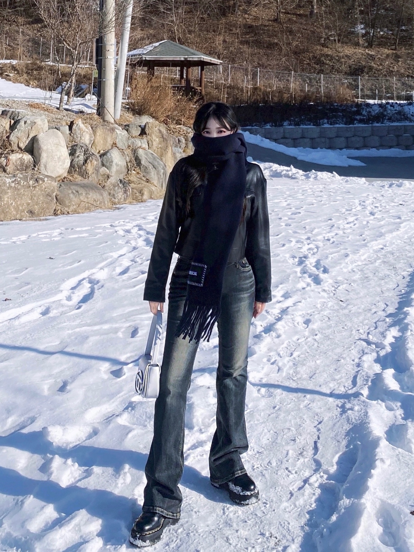 Jacquemus Lecharpe Fringe Logo Patch Scarf Navy, Diesel 1DR Shoulder Bag in Nappa Leather White 착용 스타일 - 1