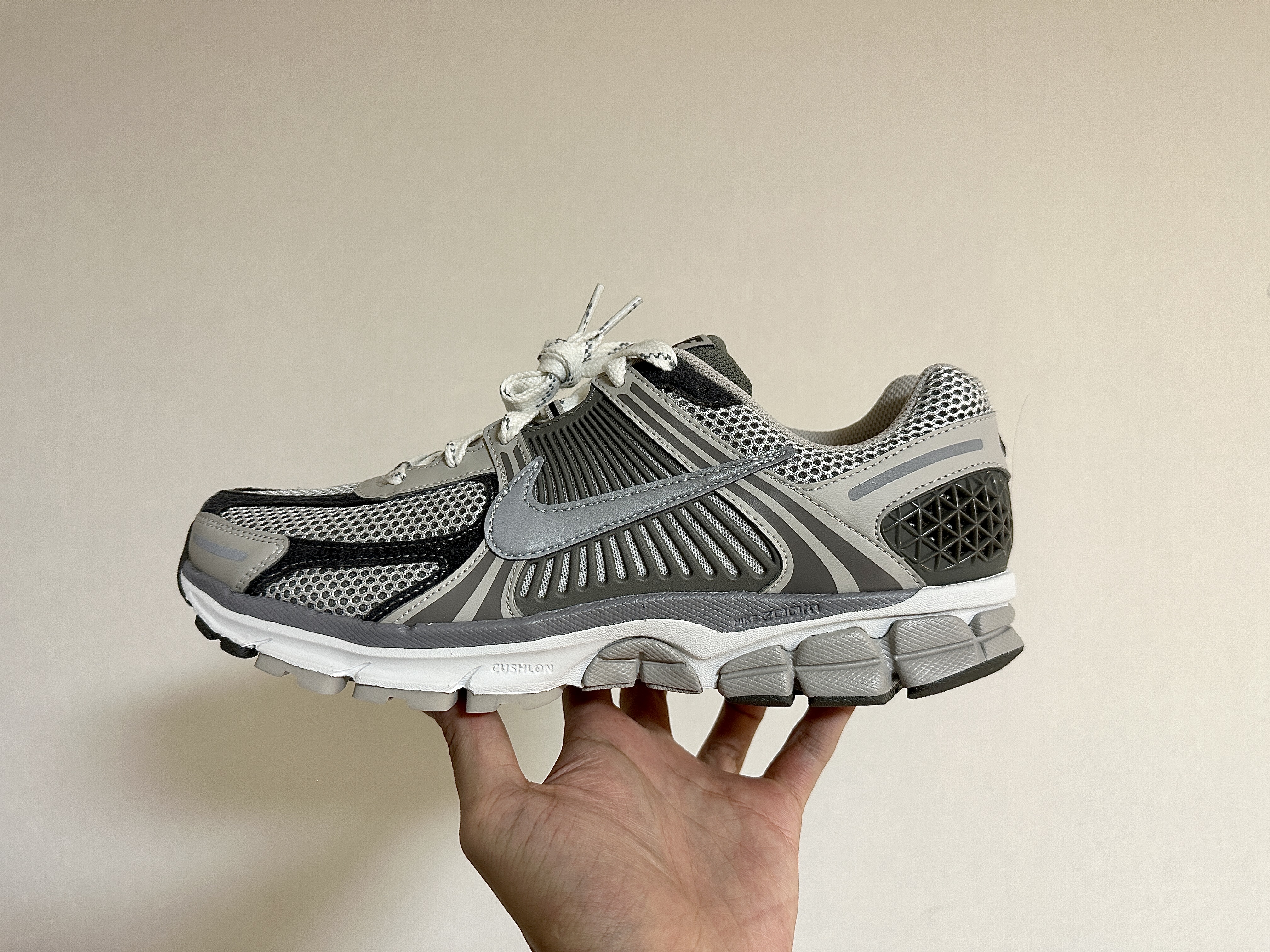 Nike Zoom Vomero 5 PRM Light Iron Ore and Flat Fewter 착용 스타일 - 1