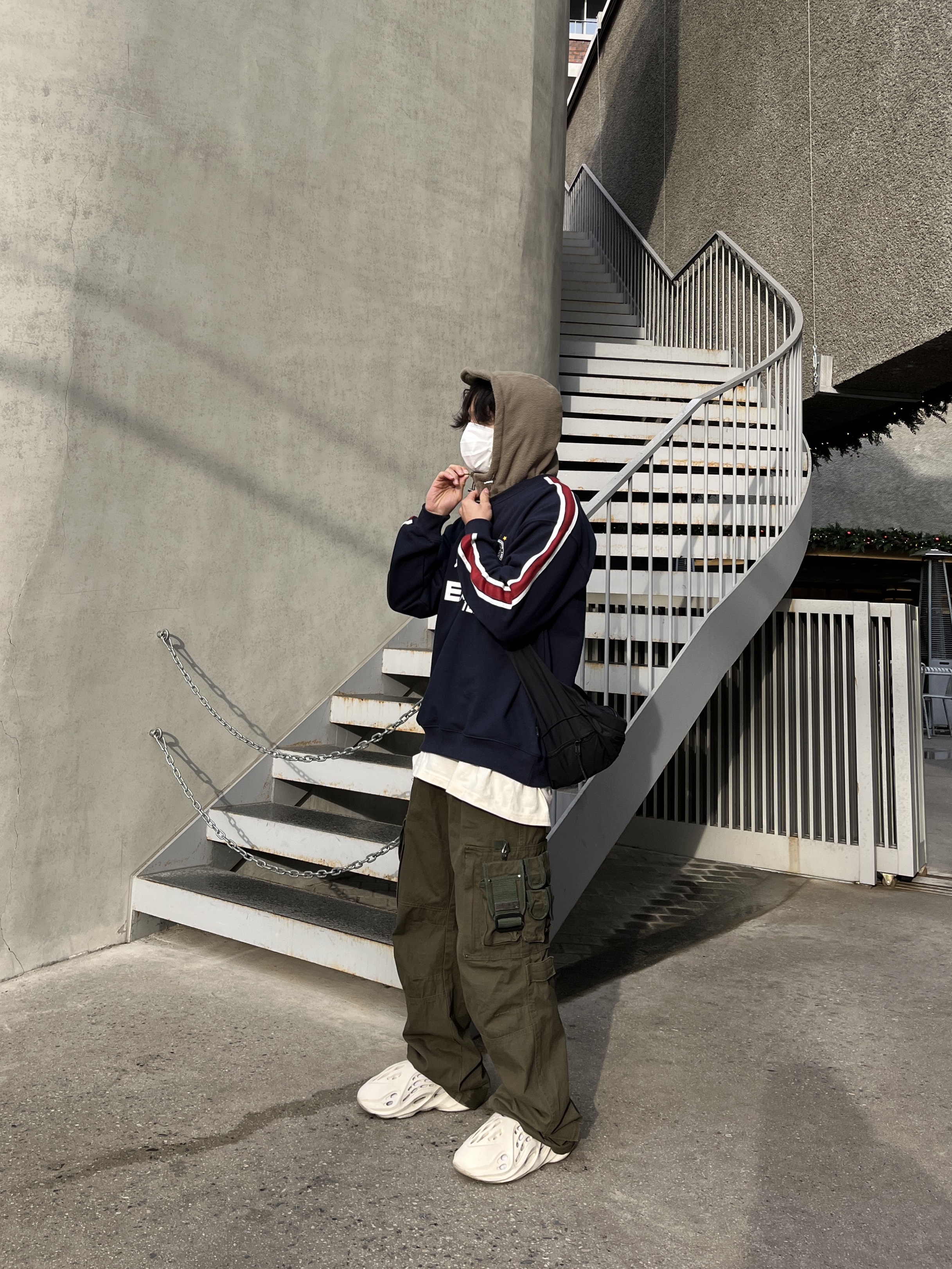 Adidas Yeezy Foam RNNR Sand 착용 스타일 - 2