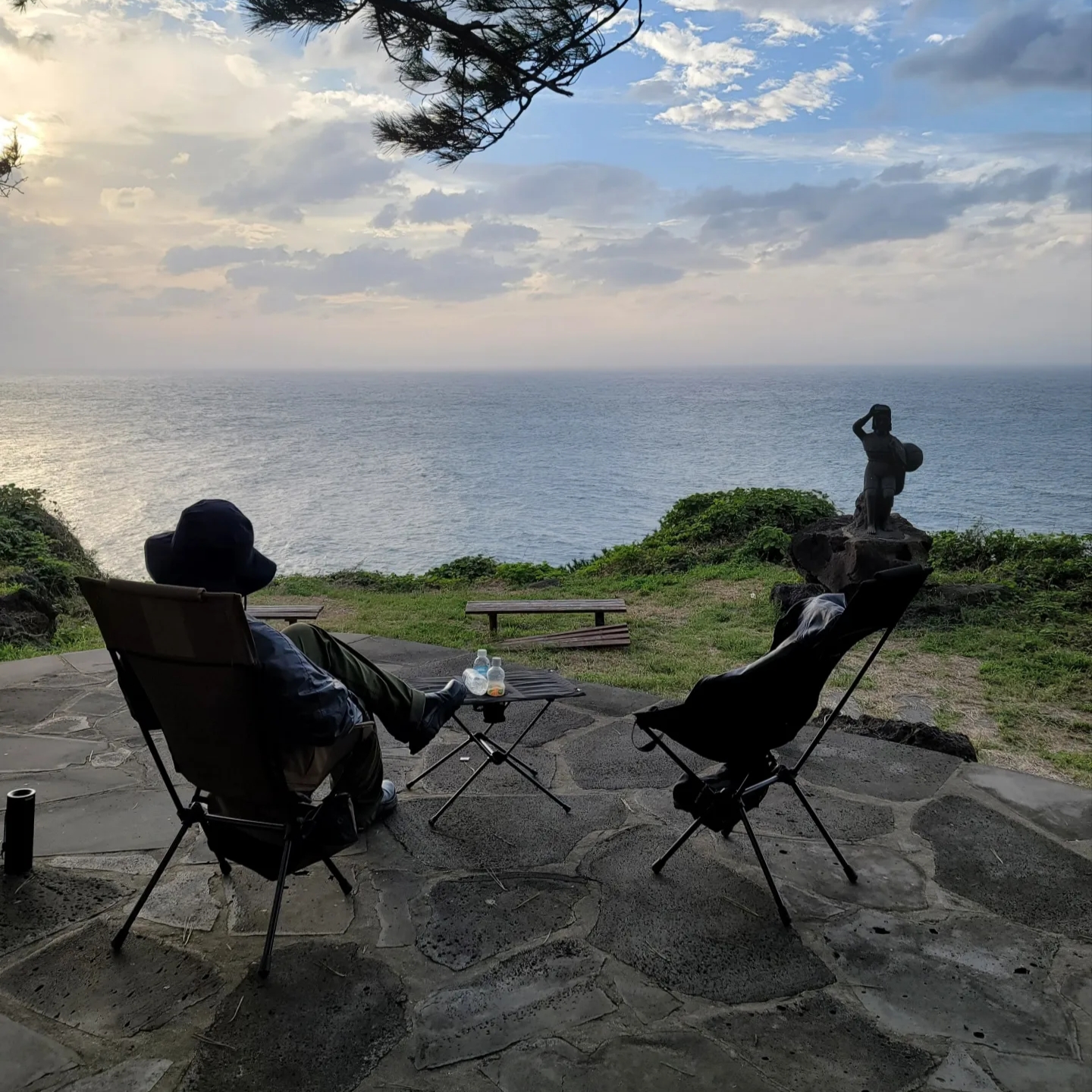 Nike NRG ACG Bucket Black, Jordan x Travis Scott x Fragment T-Shirt Sail (DJ0619-133) 착용 스타일 - 2