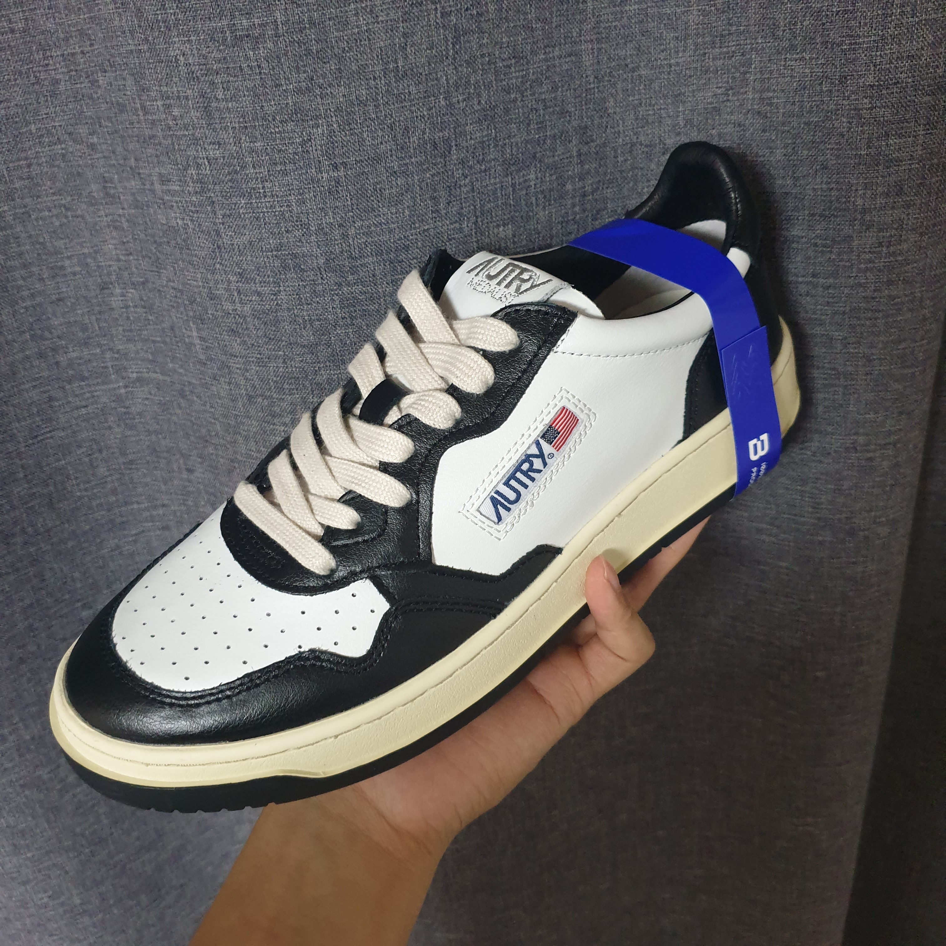 Nike Air Force 1 '07 Black White, Autry Medalist Low Leather Sneakers Black White 착용 스타일 - 2