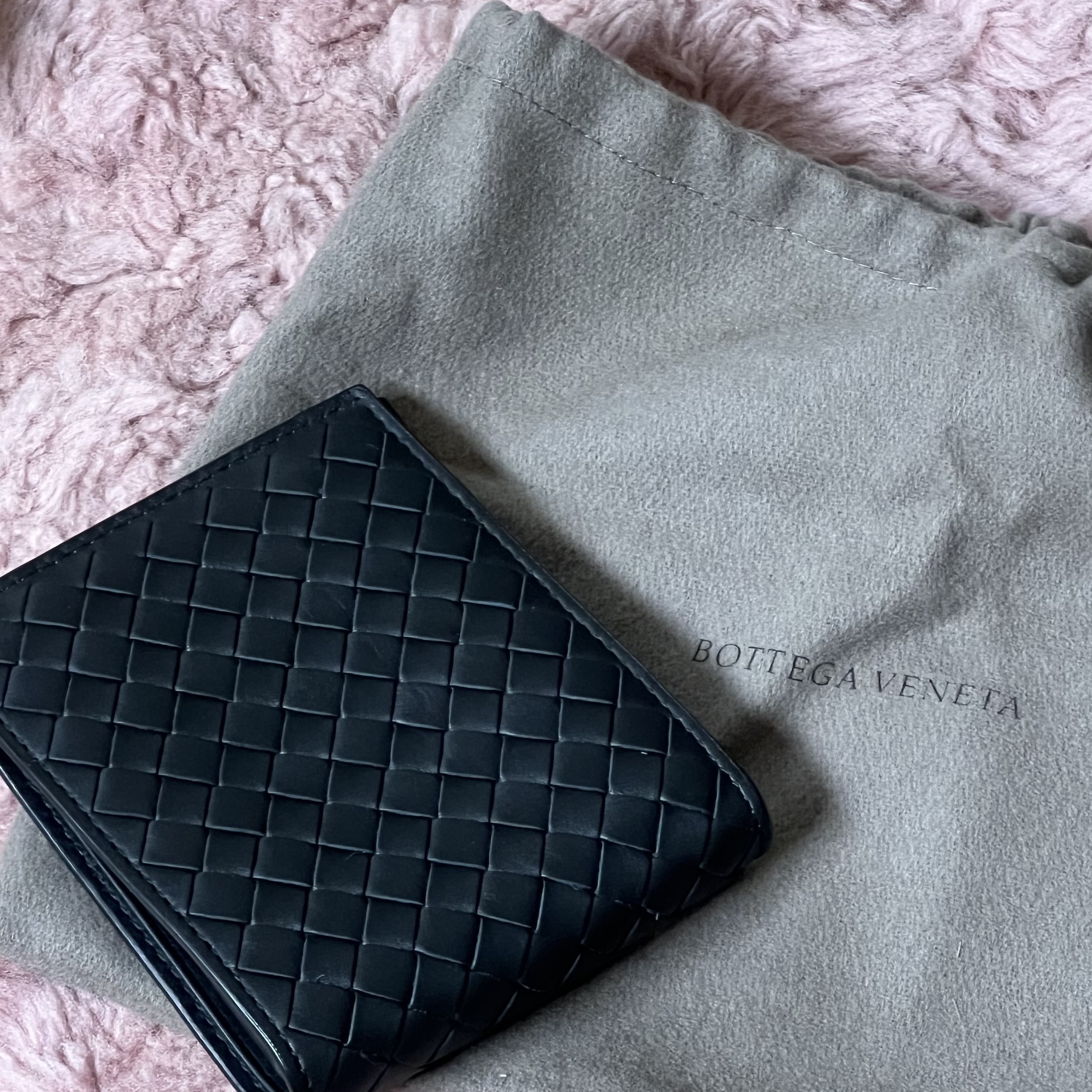 Bottega Veneta Bi-Fold Wallet Black 착용 스타일