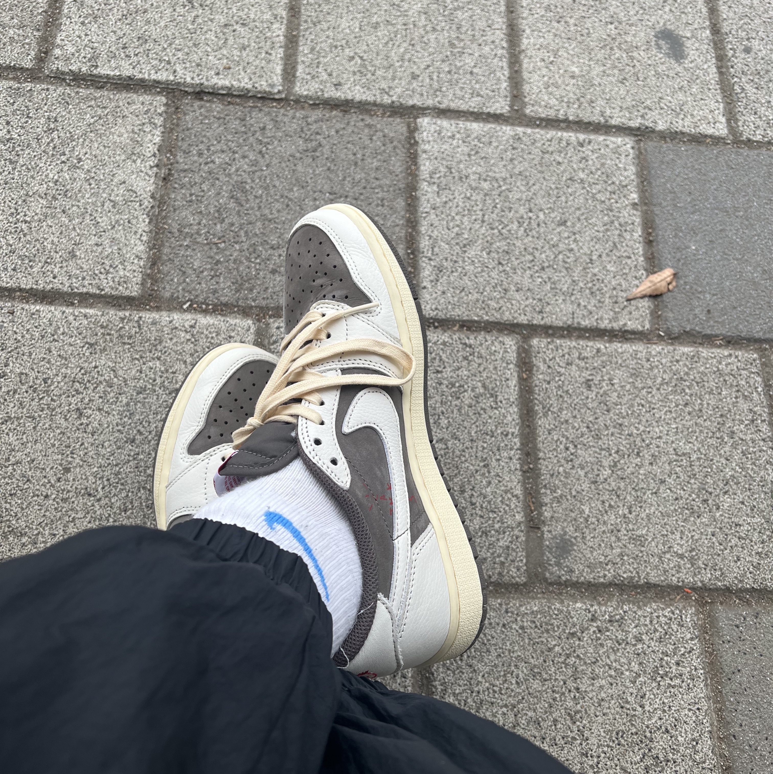 Jordan 1 x Travis Scott Retro Low OG SP Sail and Ridgerock 착용 스타일 - 2