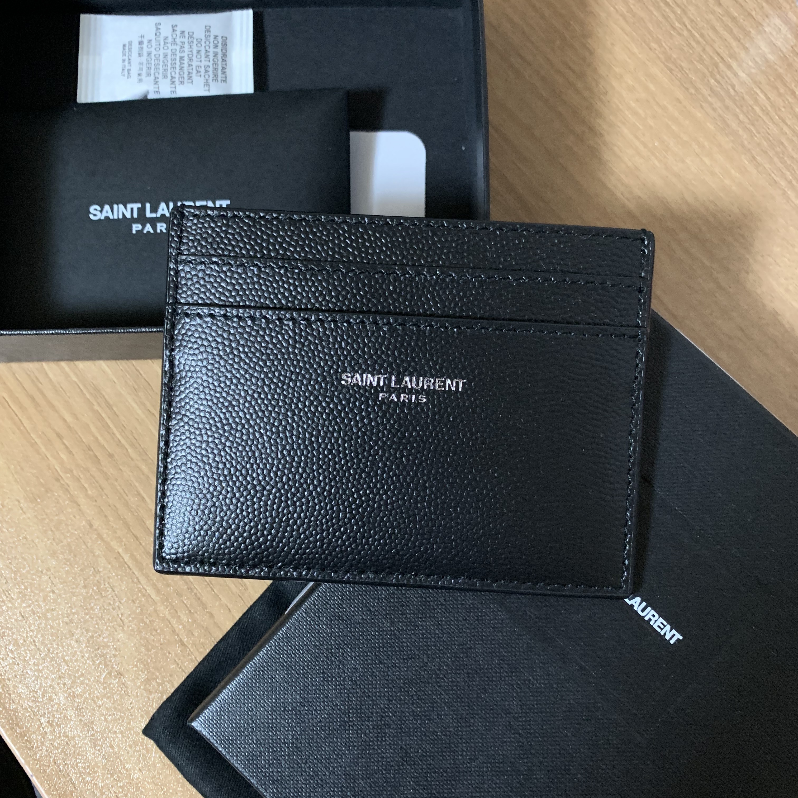 Saint Laurent Paris Credit Card Case in Grain de Poudre Embossed Leather Black 착용 스타일 - 1