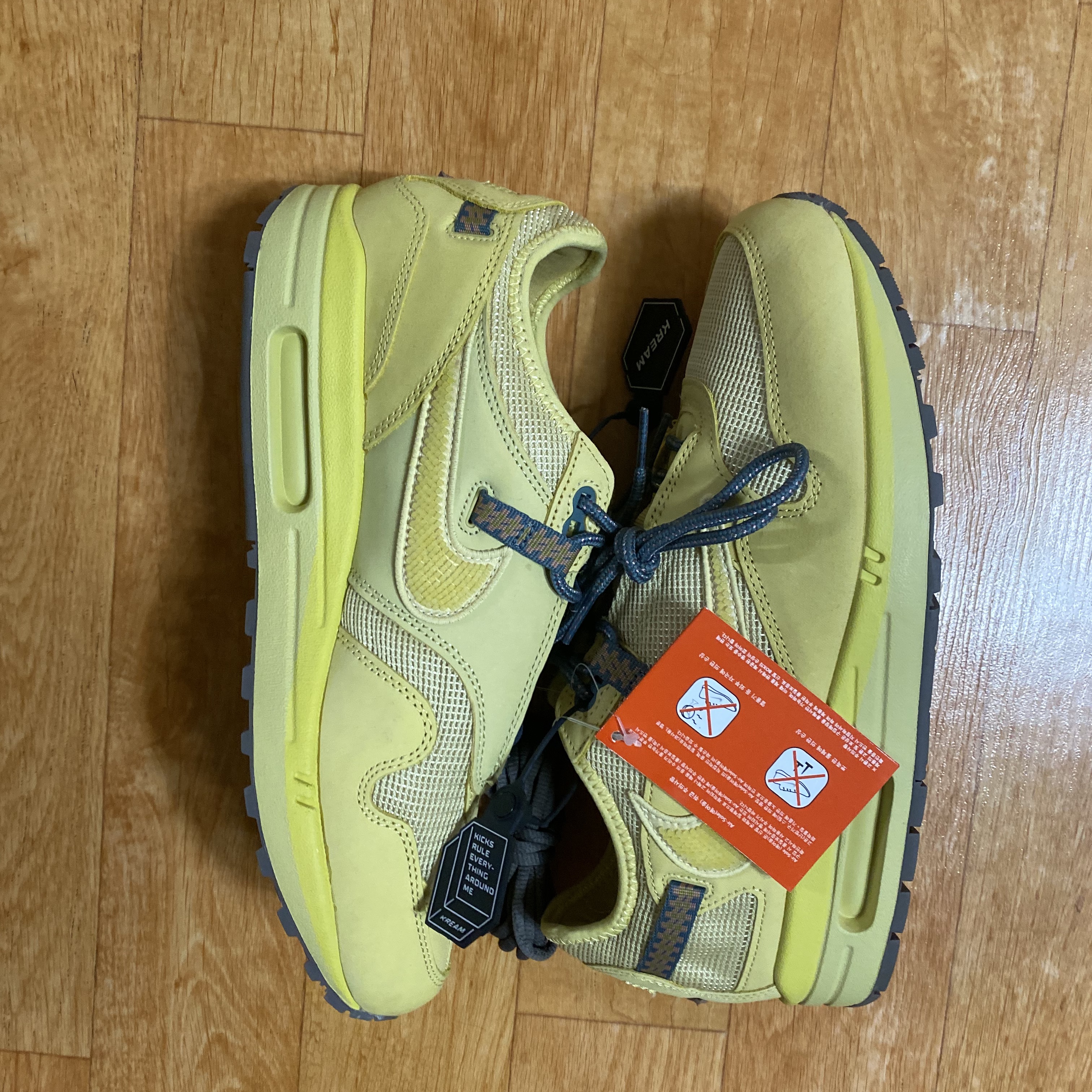Nike x Travis Scott Air Max 1 Cact.us Gold 착용 스타일