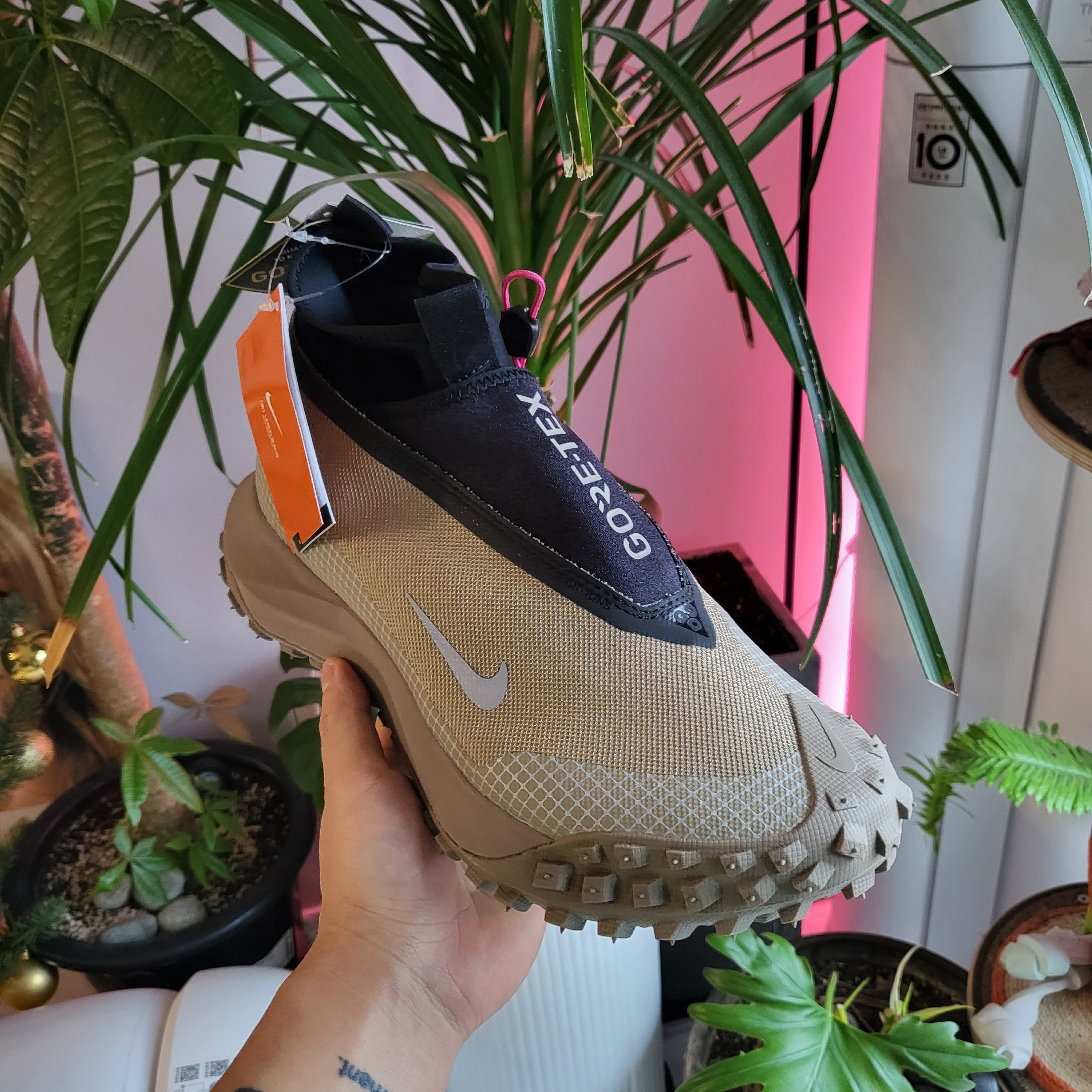 Nike ACG Mountain Fly Gore-Tex Khaki 착용 스타일 - 2