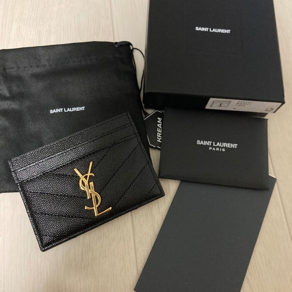 Saint Laurent Cassandre Matelasse Card Case in Grain De Poudre Embossed Leather Black 착용 스타일