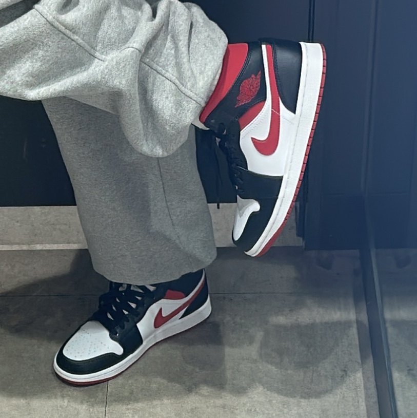 Jordan 1 Mid Gym Red Black White 착용 스타일 - 2