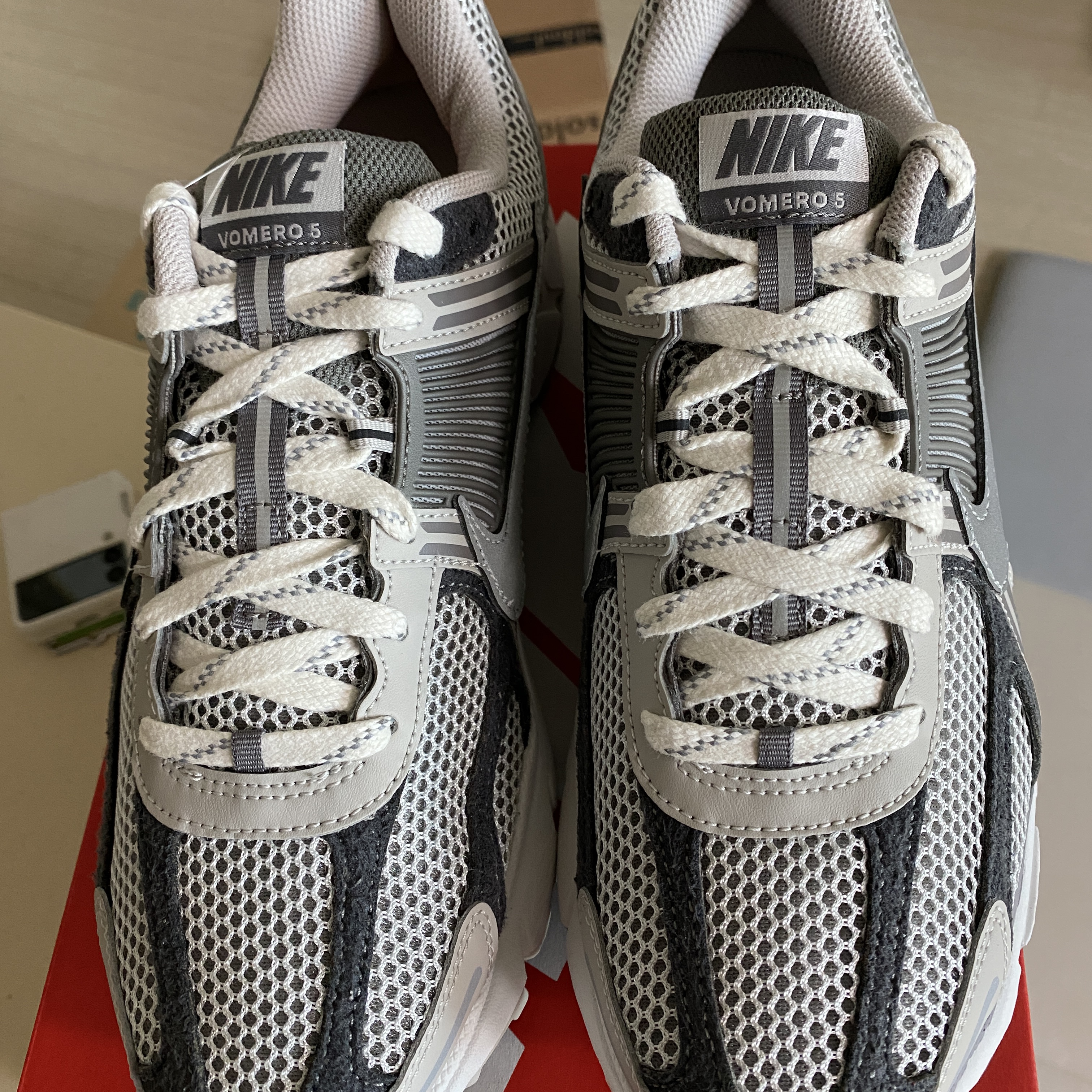 Nike Zoom Vomero 5 PRM Light Iron Ore and Flat Fewter 착용 스타일