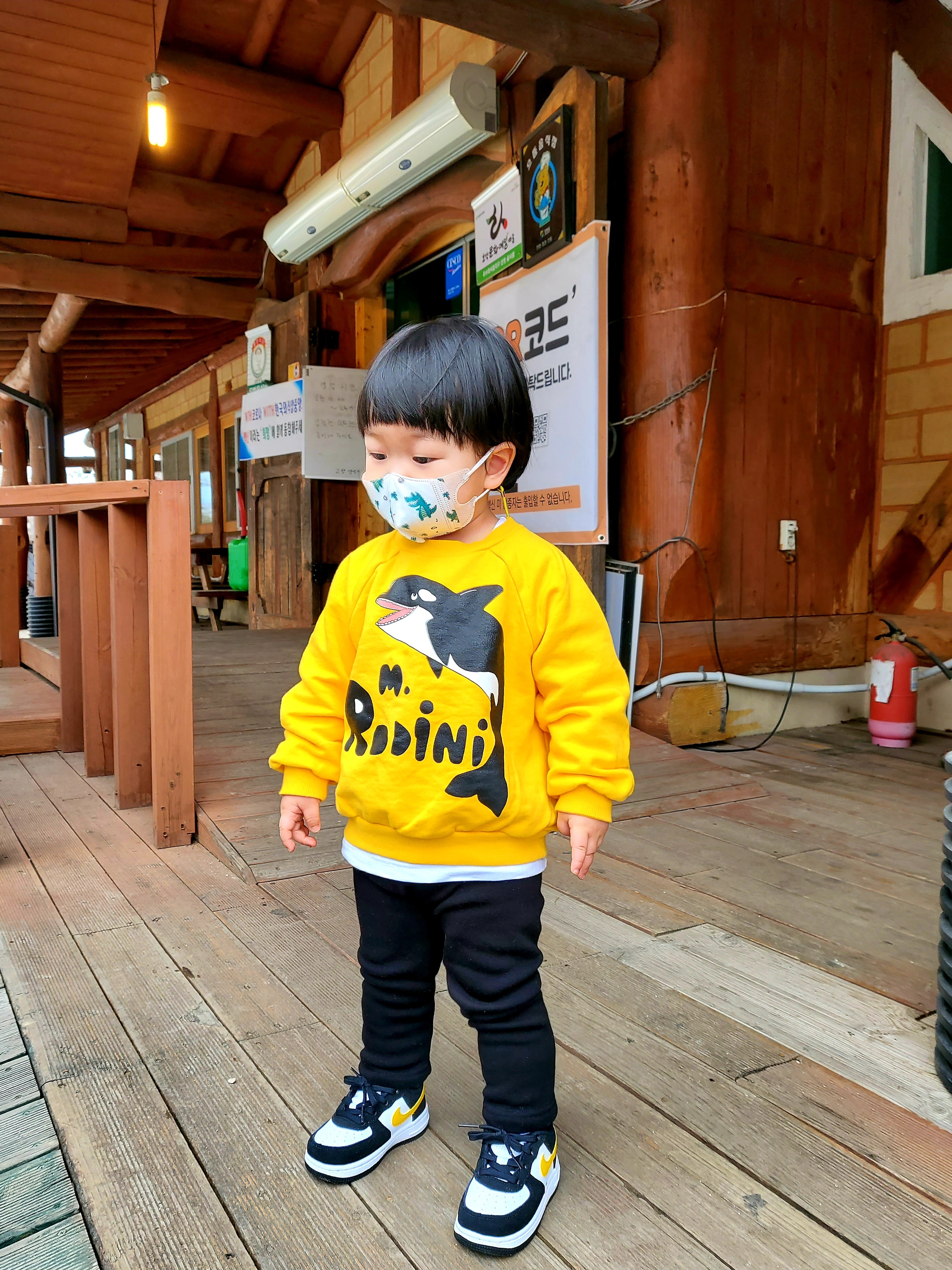 (TD) Nike Force 1 LV8 Athletic Club Black Dark Sulfur 착용 스타일