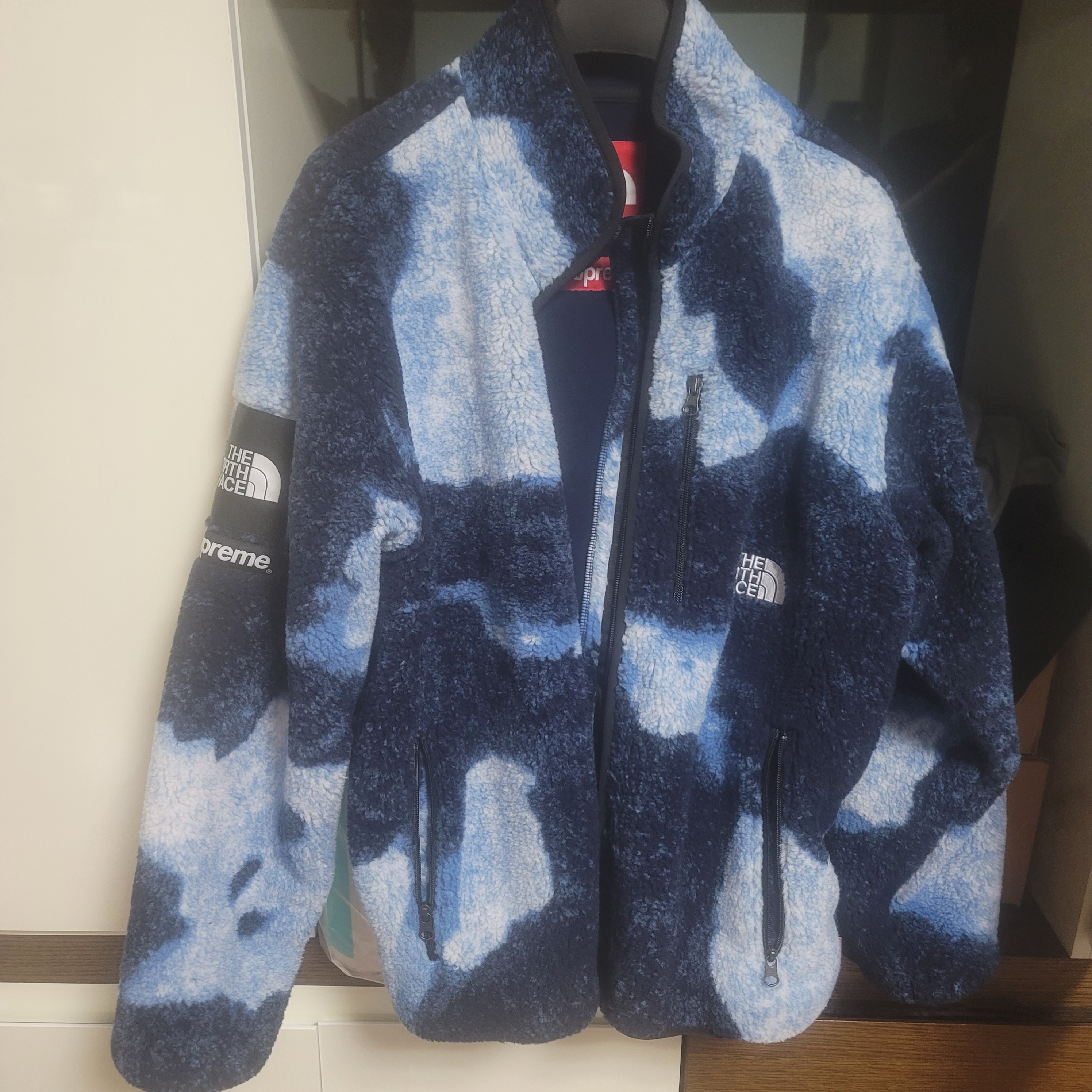 Supreme x The North Face Bleached Denim Print Fleece Jacket Indigo - 21FW 착용 스타일