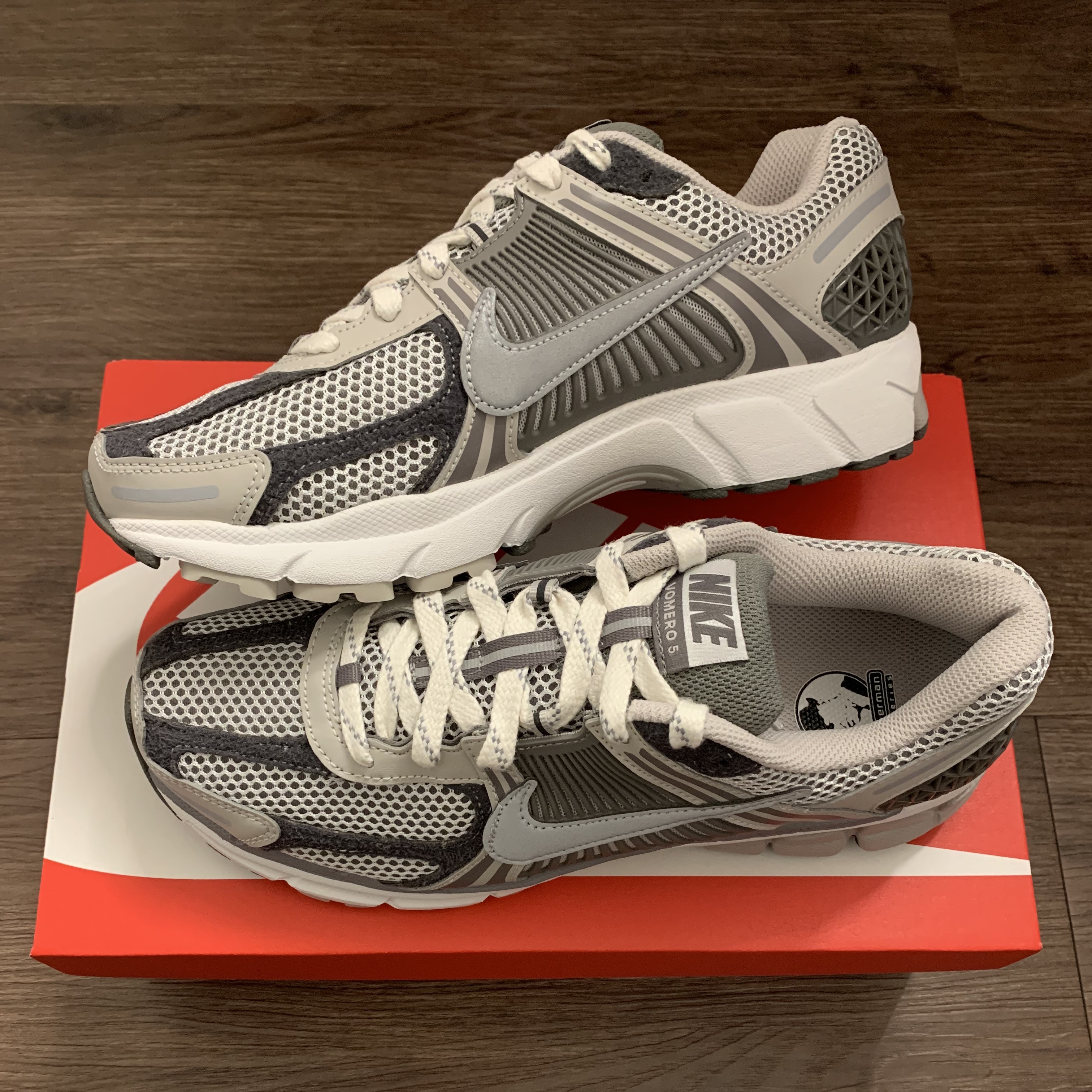 Nike Zoom Vomero 5 PRM Light Iron Ore and Flat Fewter 착용 스타일