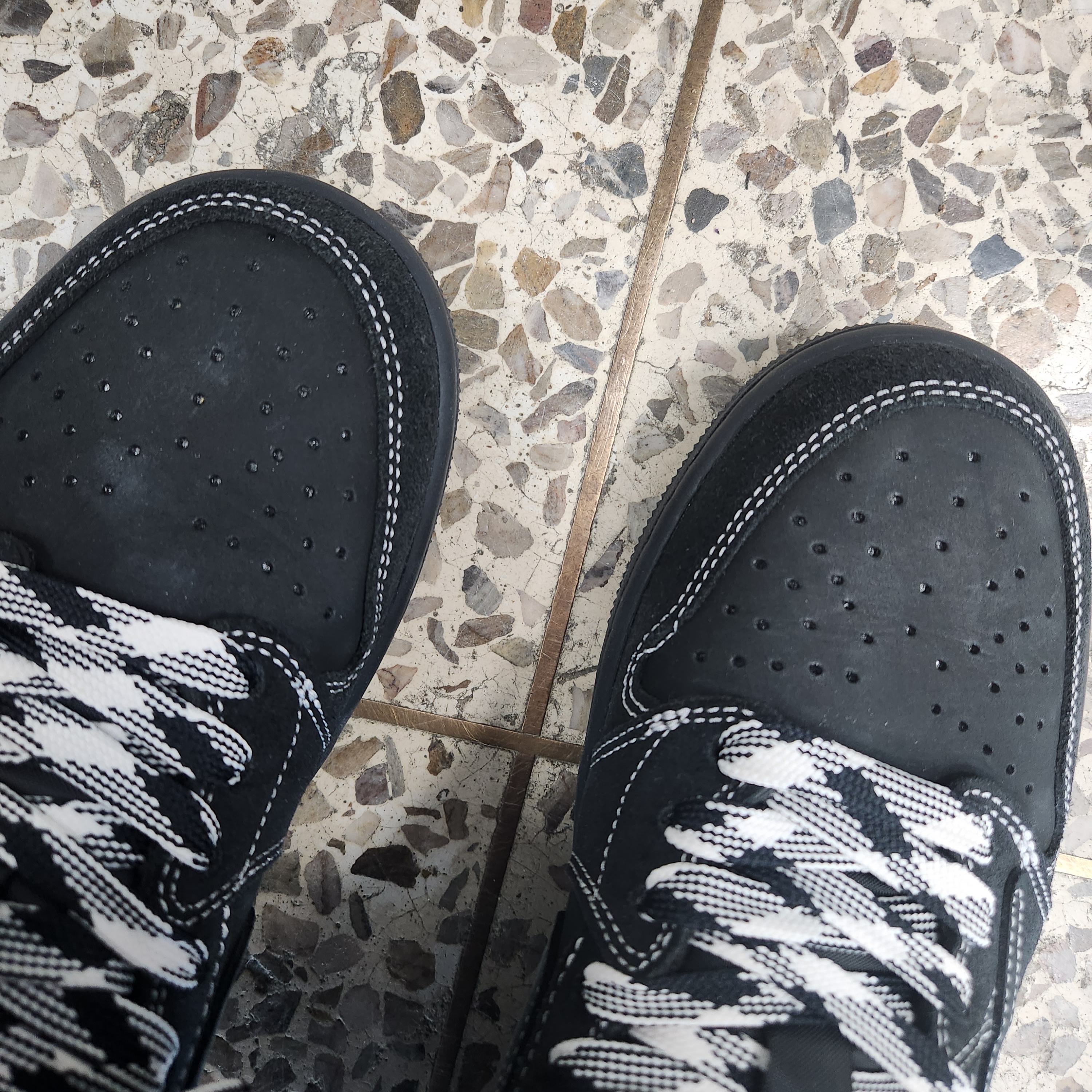 Jordan 1 x Travis Scott Retro Low OG SP Black Phantom 착용 스타일 - 1