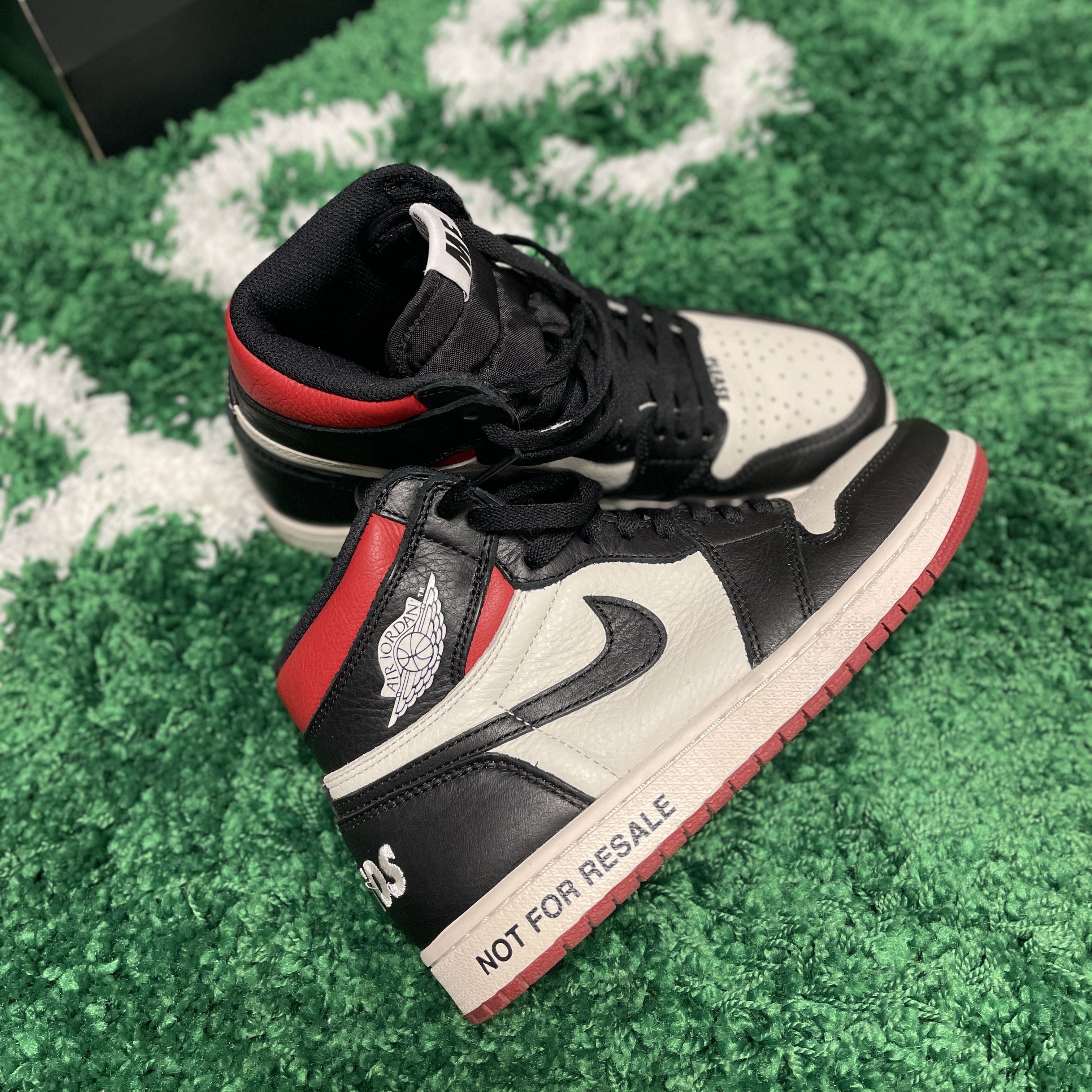 Jordan 1 Retro High Not for Resale Varsity Red 착용 스타일